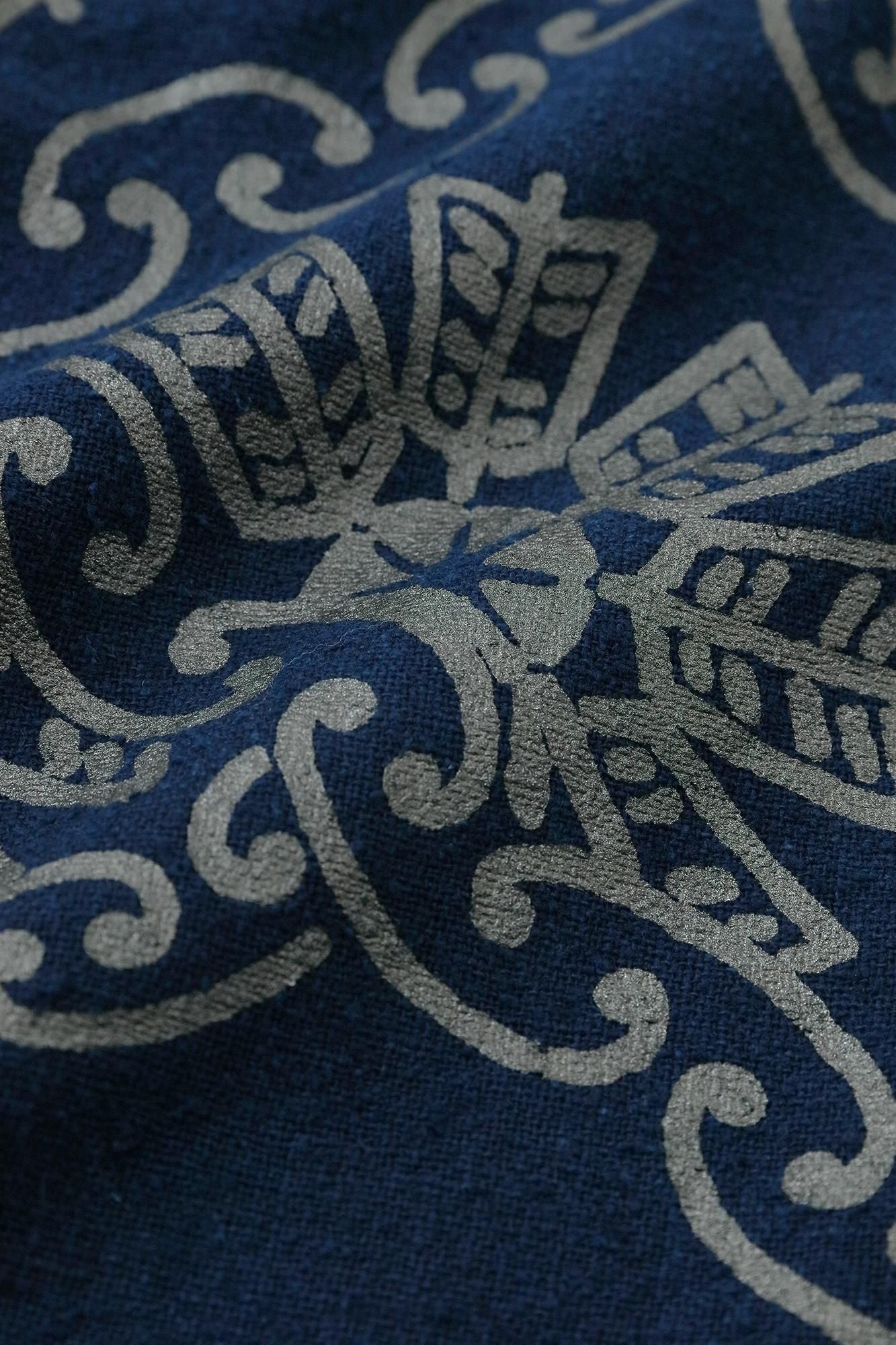 綿シルク 風靡（ふうび） 襯衣（しんい） 首抜き文様（くびぬきもんよう）／環繋ぎ矢車文（かんつなぎやぐるまもん） 写し（うつし） インディゴ