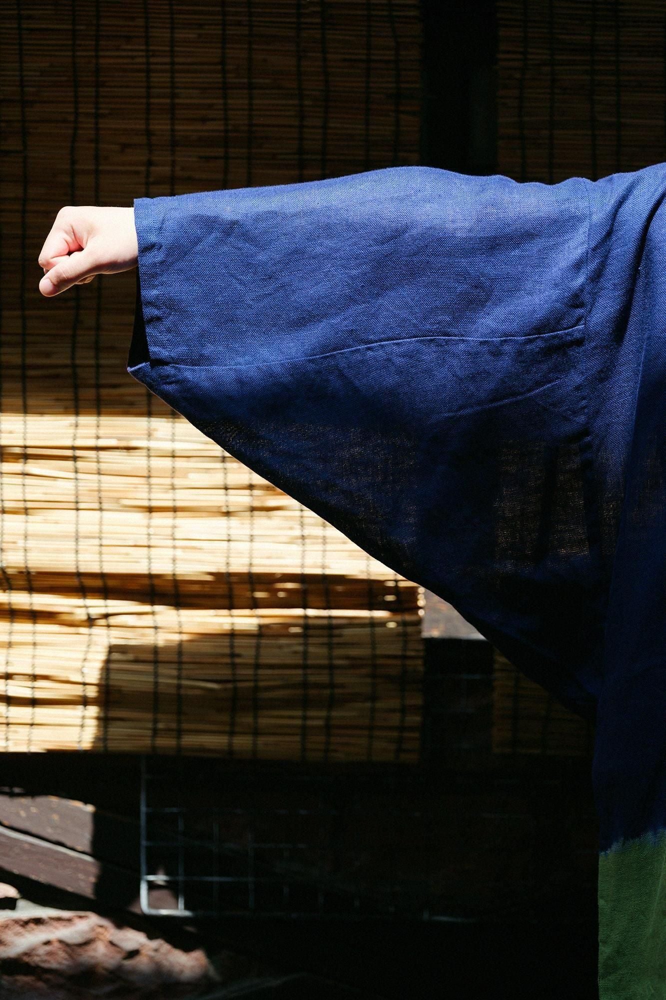 【官網限定】近清紮染 麻紗 梯形袖 短外套 單層／分層染深藍色×紅色