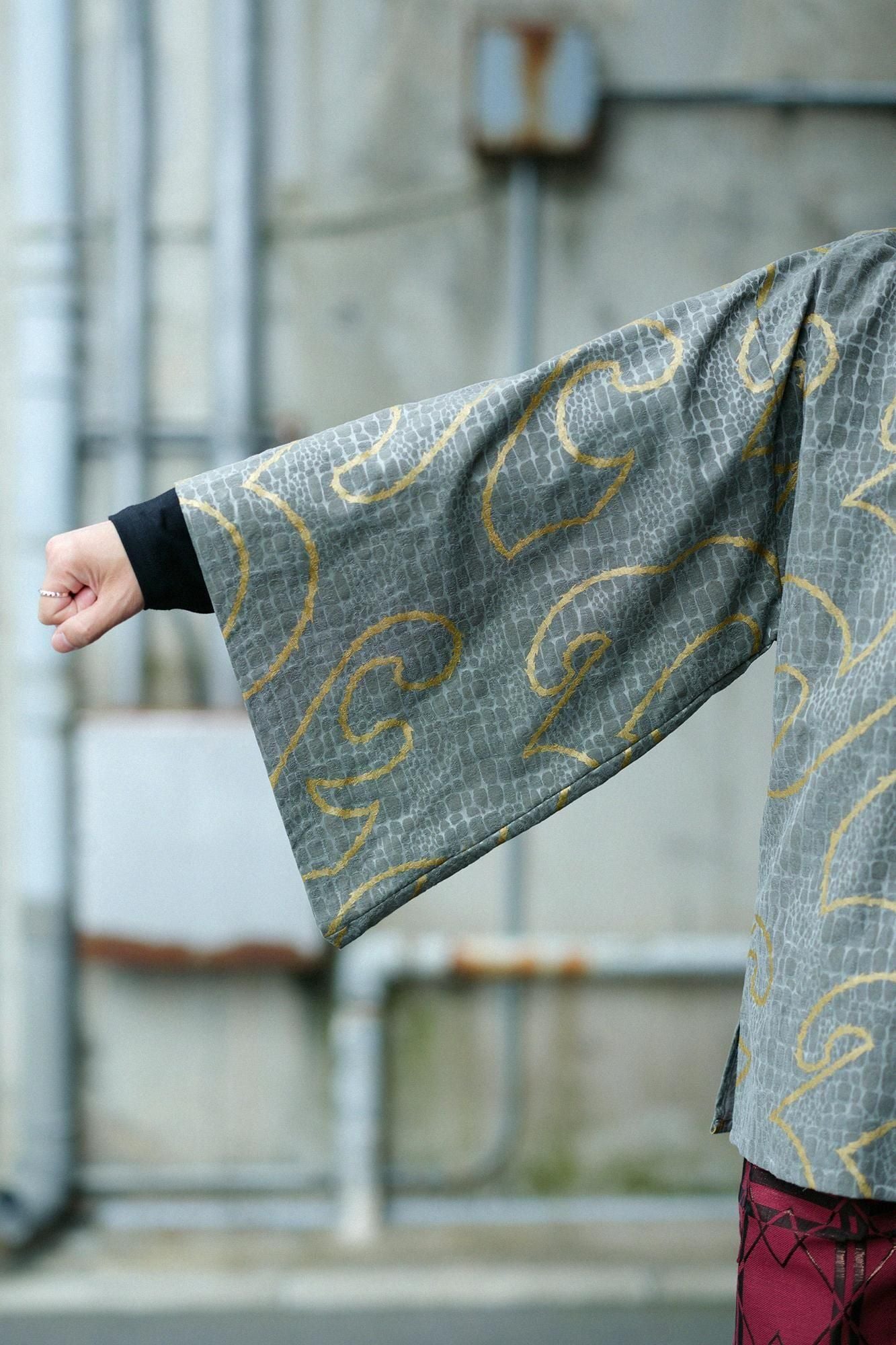 Snake-spotted Shinshu Kimono Sleeve Blouse / Many Waves