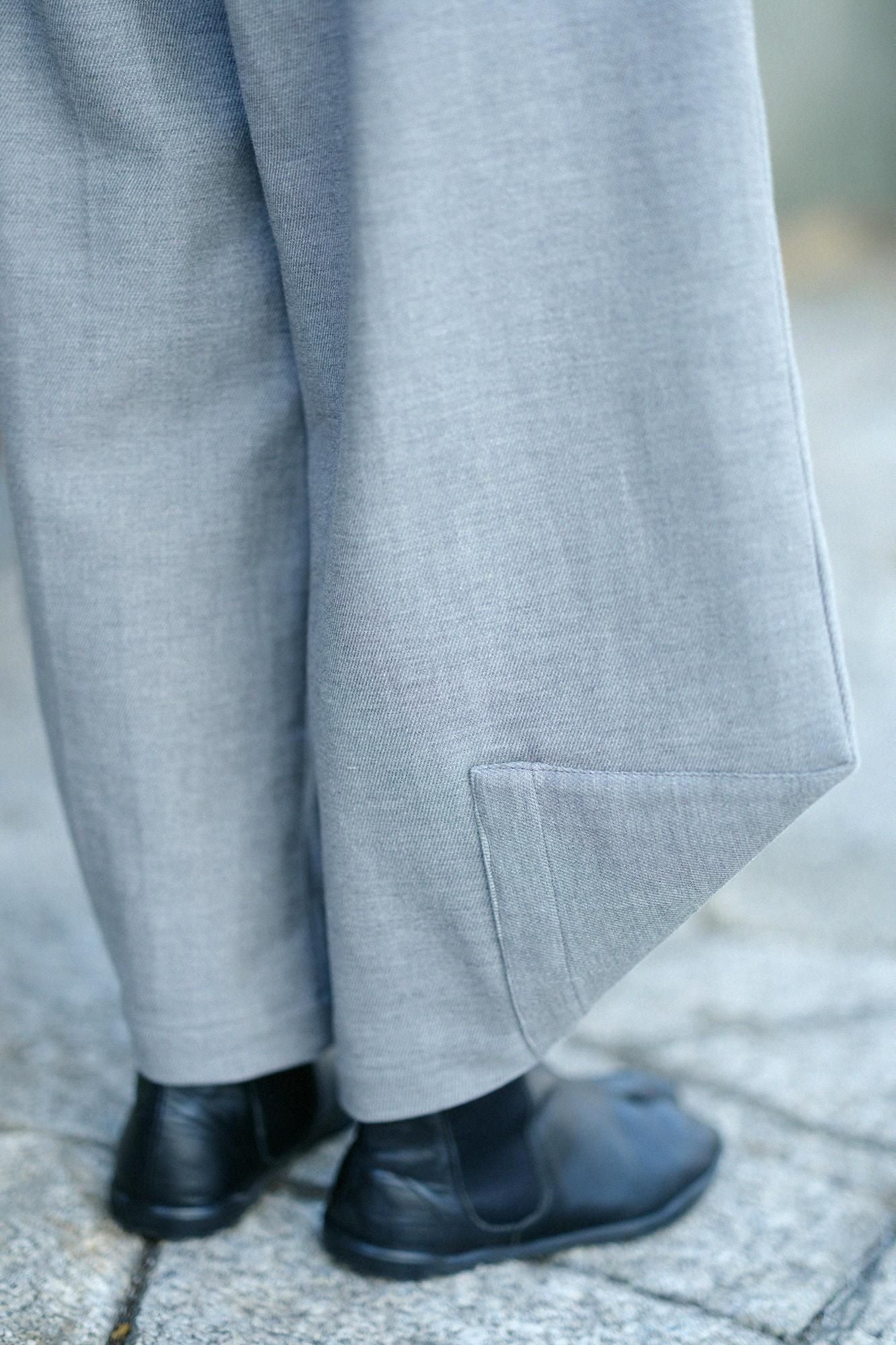 伸 斜紋織 闊腿褲 穩／薄灰色