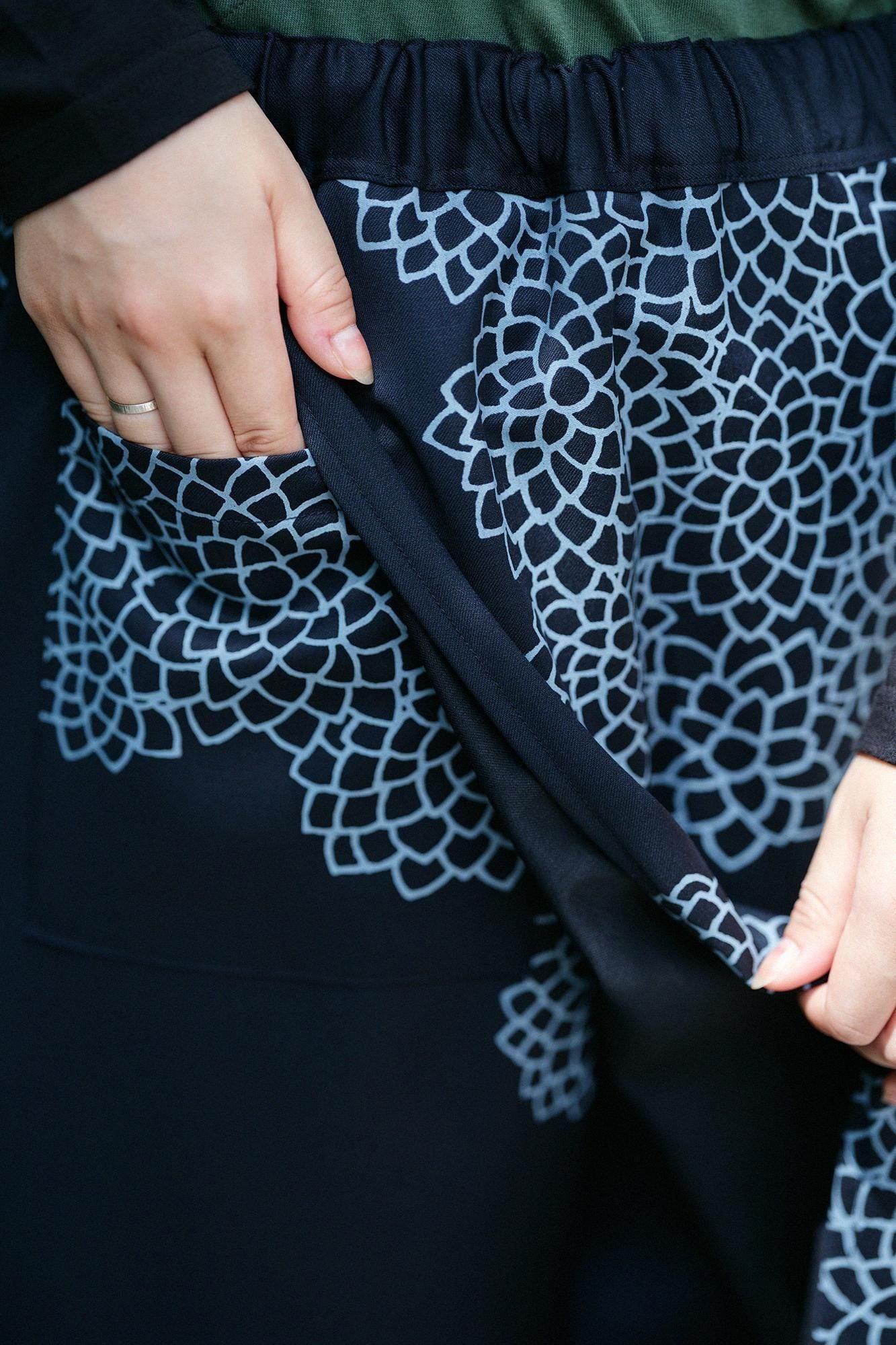 メリノウール 綾織（あやおり） 筒下（つつした）／雲間（くもま）に菊