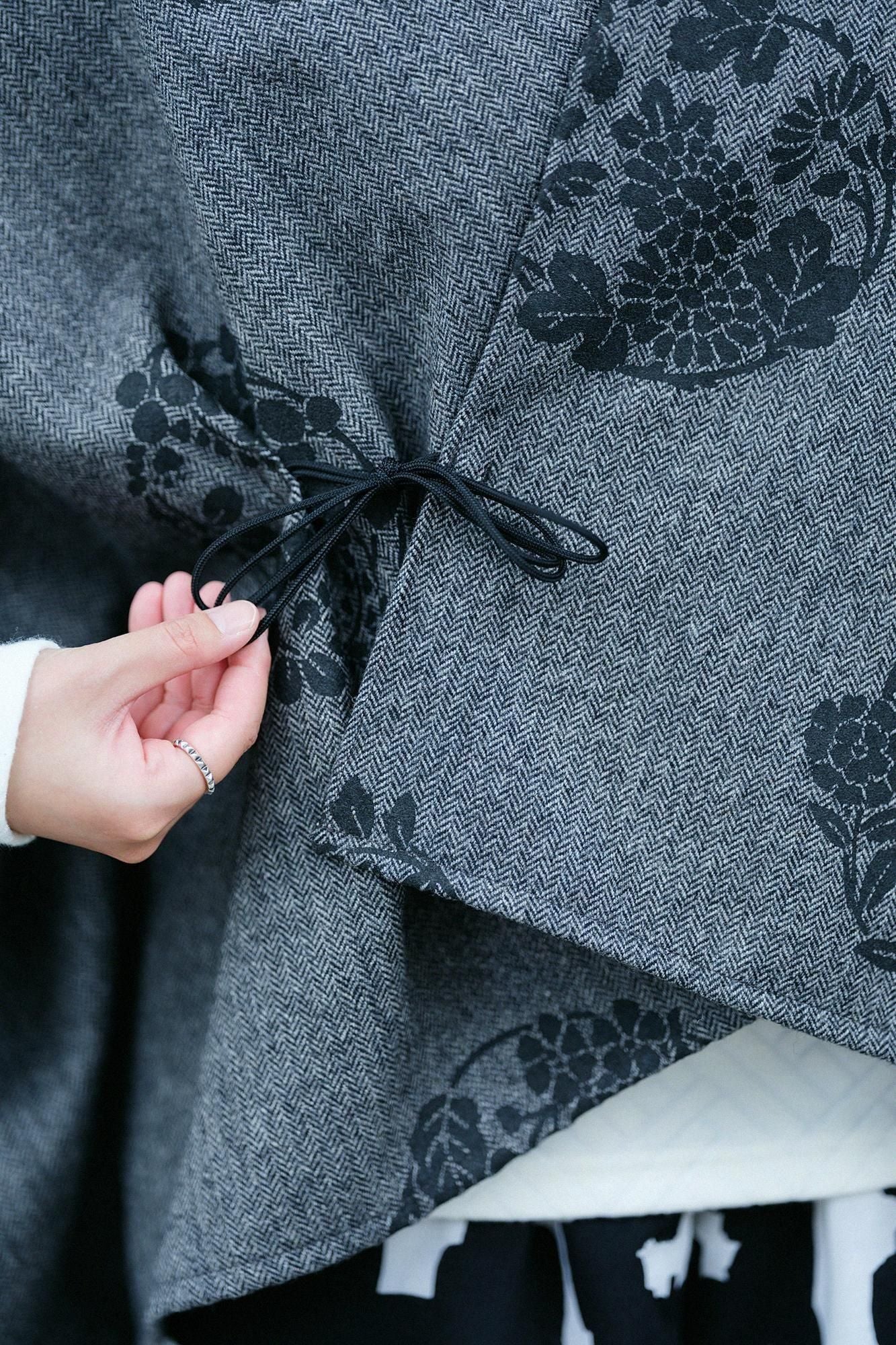 粗花呢千鳥格紋織如月披風斗篷 短版／花丸紋樣 散花和留白 鉛色