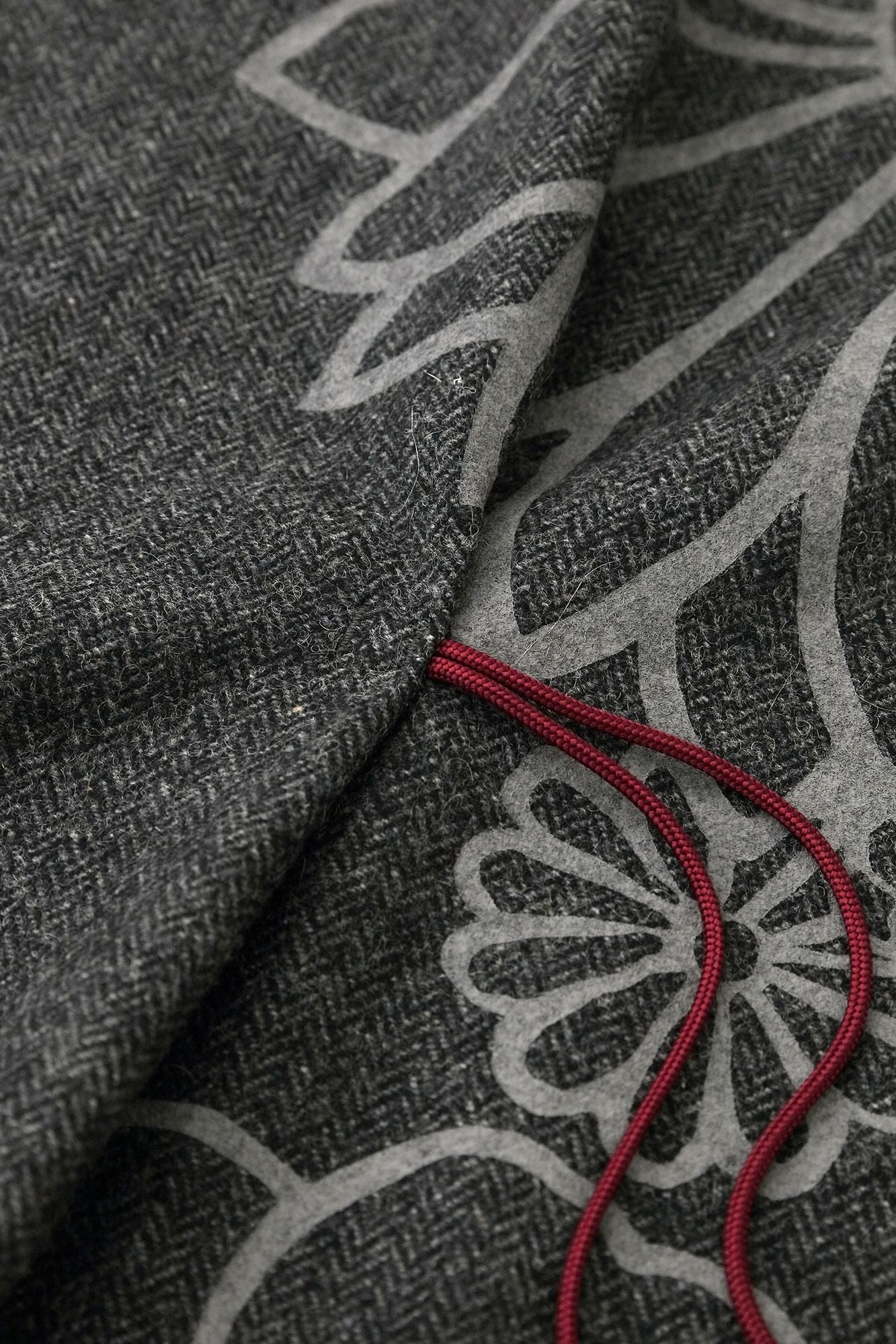 ツイード 杉綾織（すぎあやおり） きさらぎ 短丈（みじかたけ）／金襴緞子（きんらんどんす）と余白（よはく） 墨色（すみいろ）