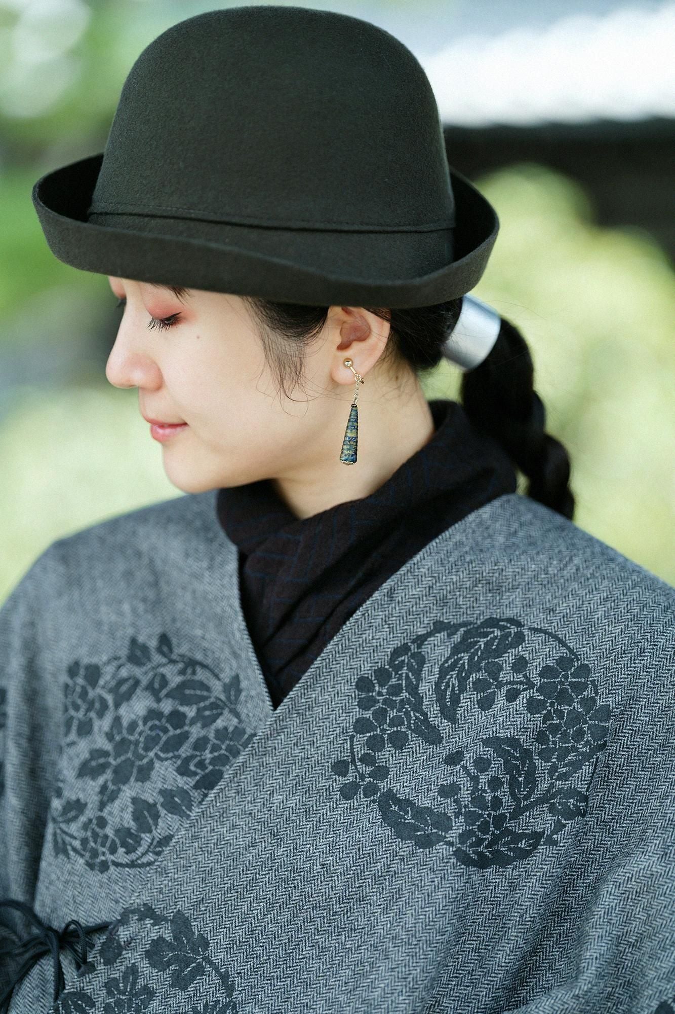 ツイード 杉綾織（すぎあやおり） きさらぎ／花丸文様（はなまるもんよう） ちらしと余白（よはく） 鉛色（なまりいろ）