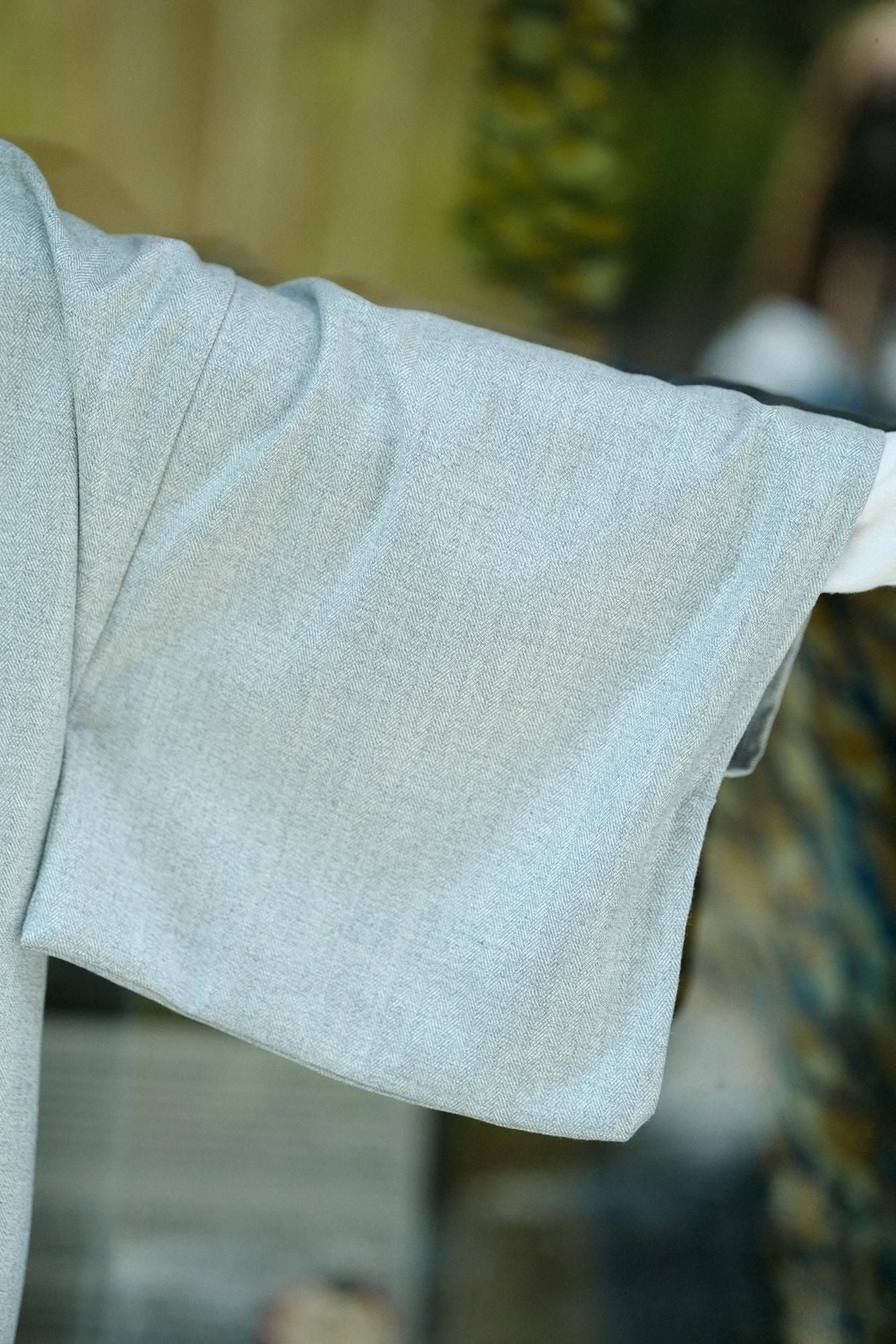 ウールレーヨン 杉綾織（すぎあやおり） はつき／素鼠（すねず）