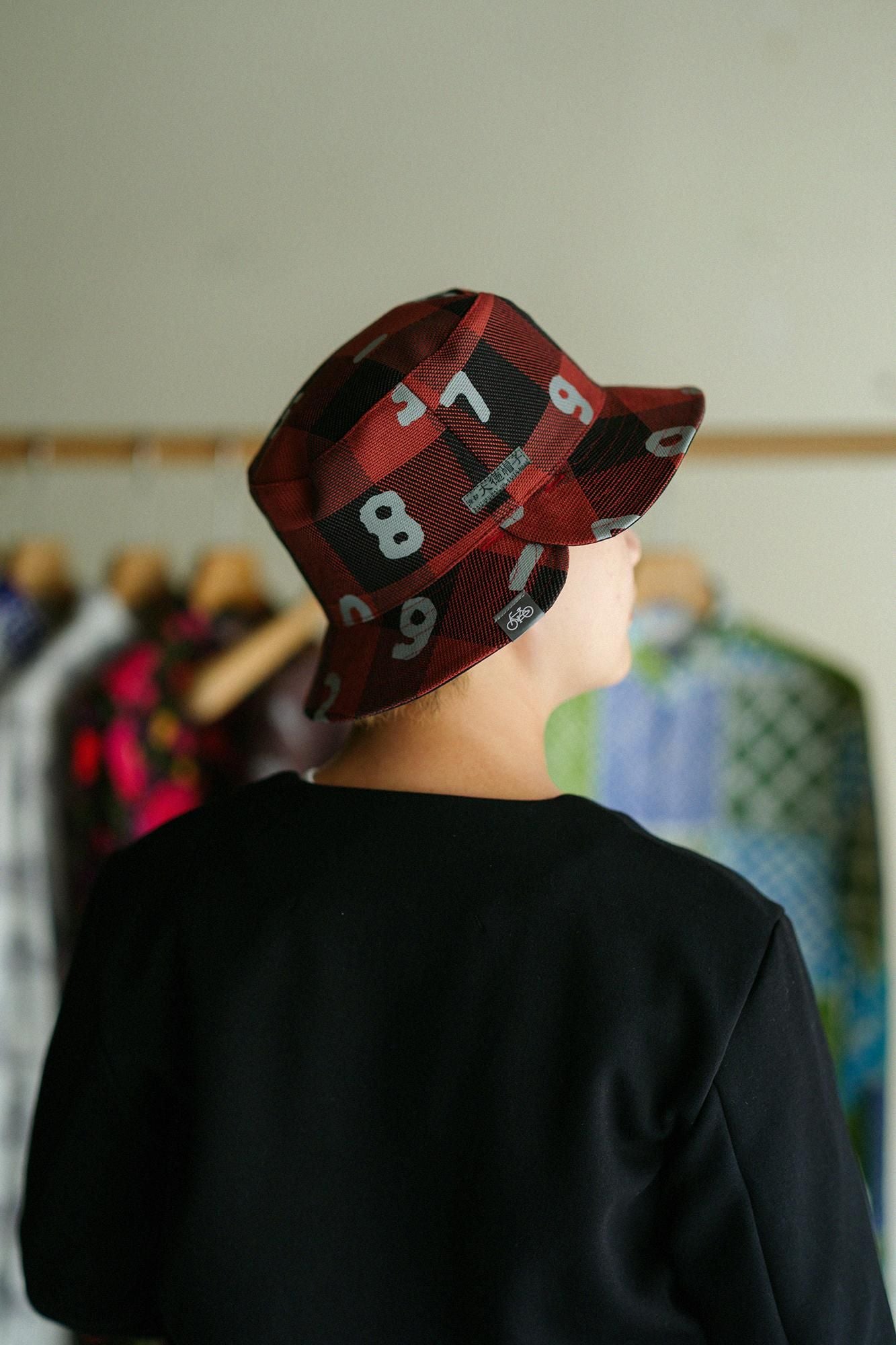 Chapeau de vélo réversible à carreaux en sergé épais/SO-SU-U rouge