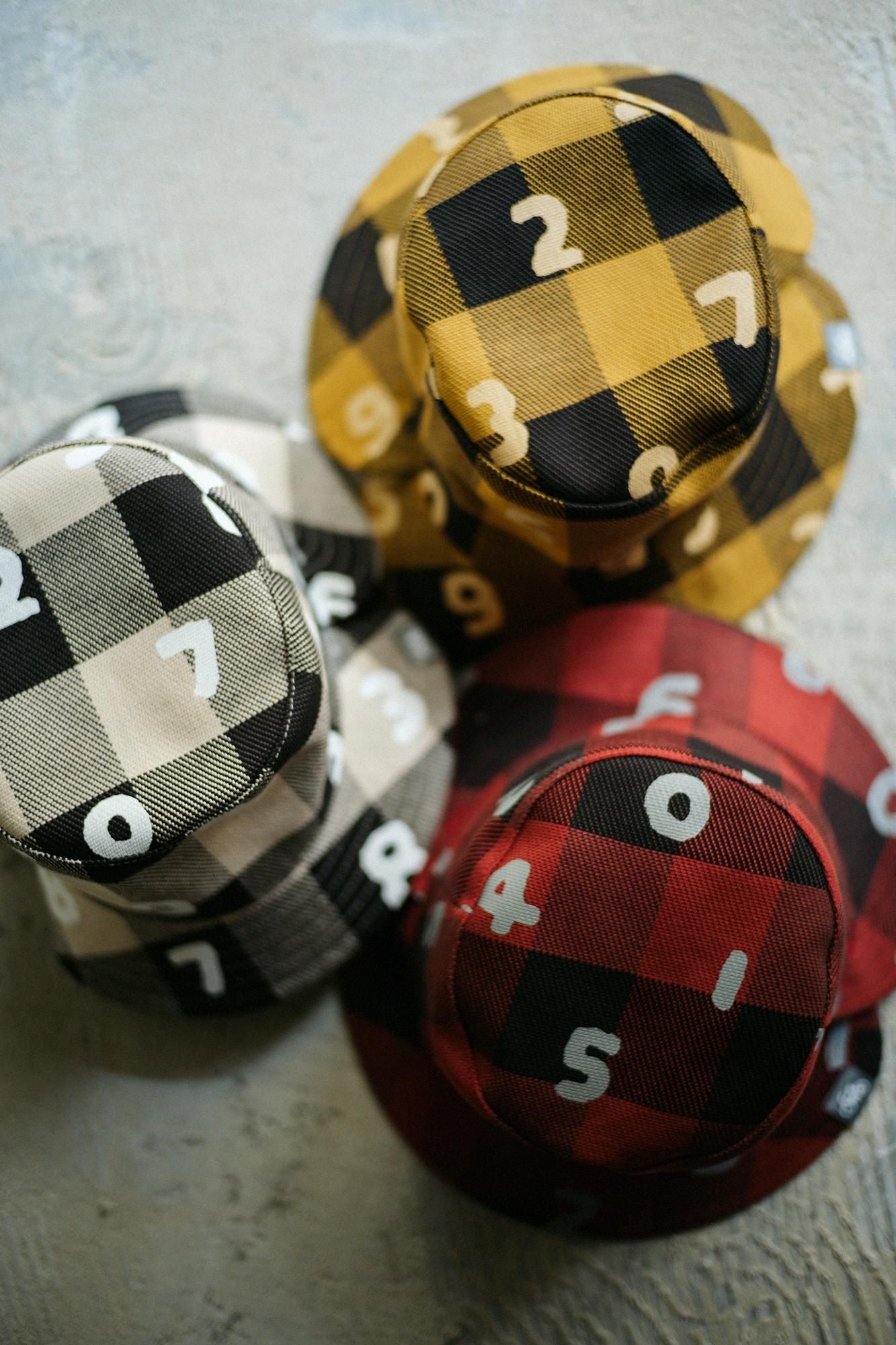 Chapeau de vélo réversible à carreaux en sergé épais/SO-SU-U rouge