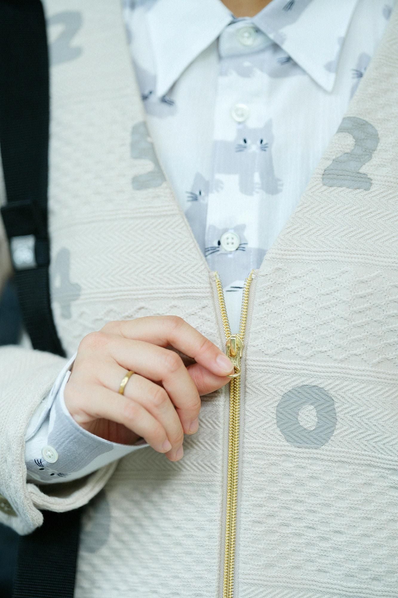 Jacquard Knit Collarless V-neck BIKE Jacket / SO-SU-U Greyish White