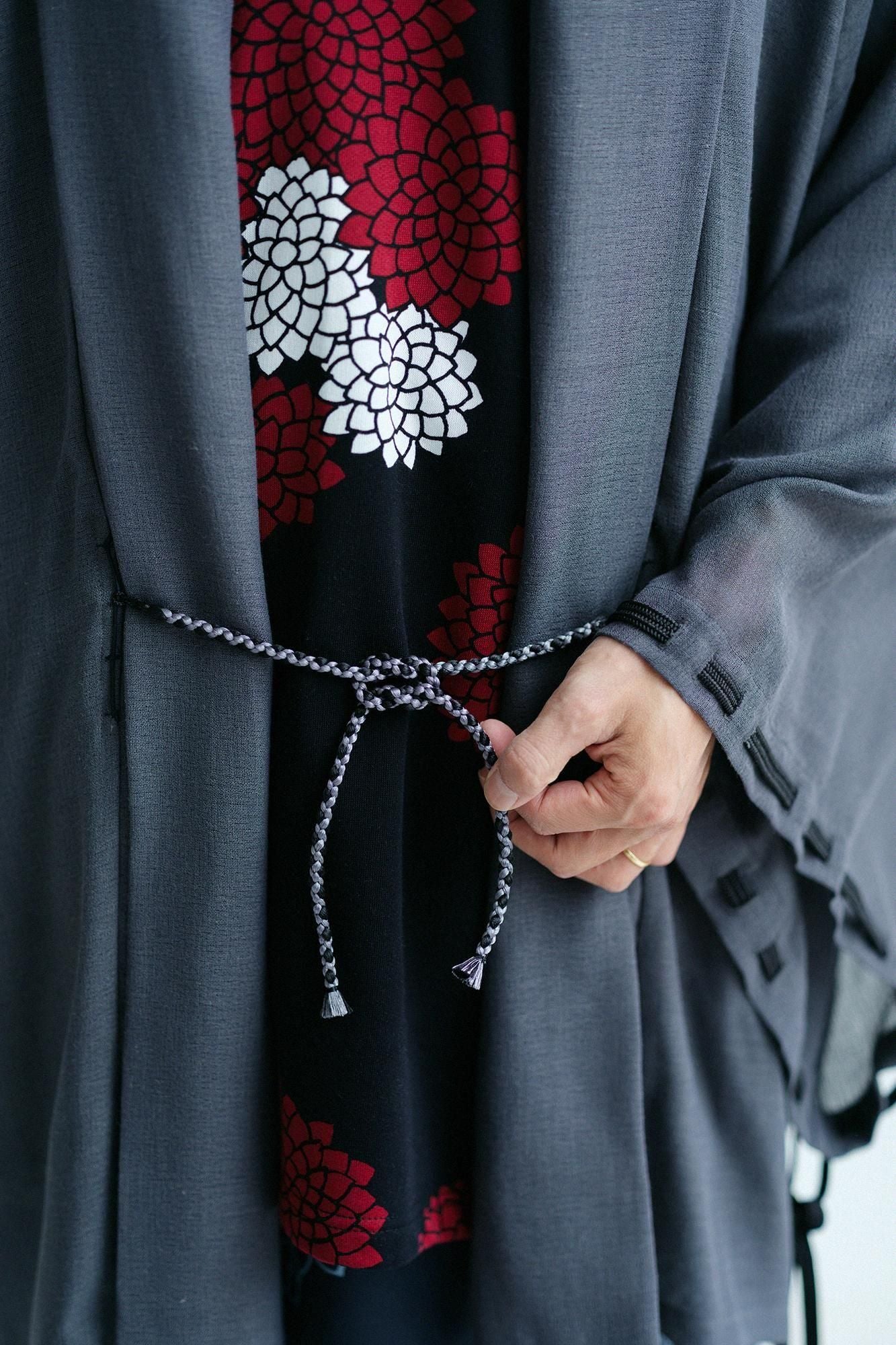 梳毛（そもう） 紗（しゃ） 宮中袖（きゅうちゅうそで） 短衣（たんい） 単（ひとえ）／鈍色（にびいろ）