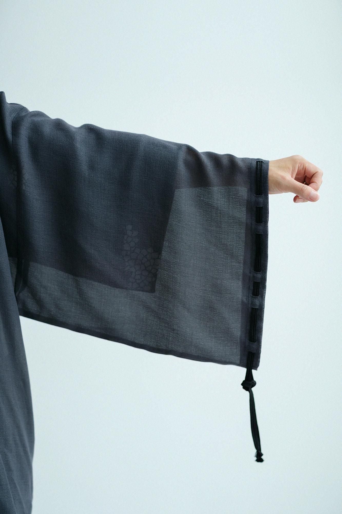 梳毛（そもう） 紗（しゃ） 宮中袖（きゅうちゅうそで） 短衣（たんい） 単（ひとえ）／鈍色（にびいろ）