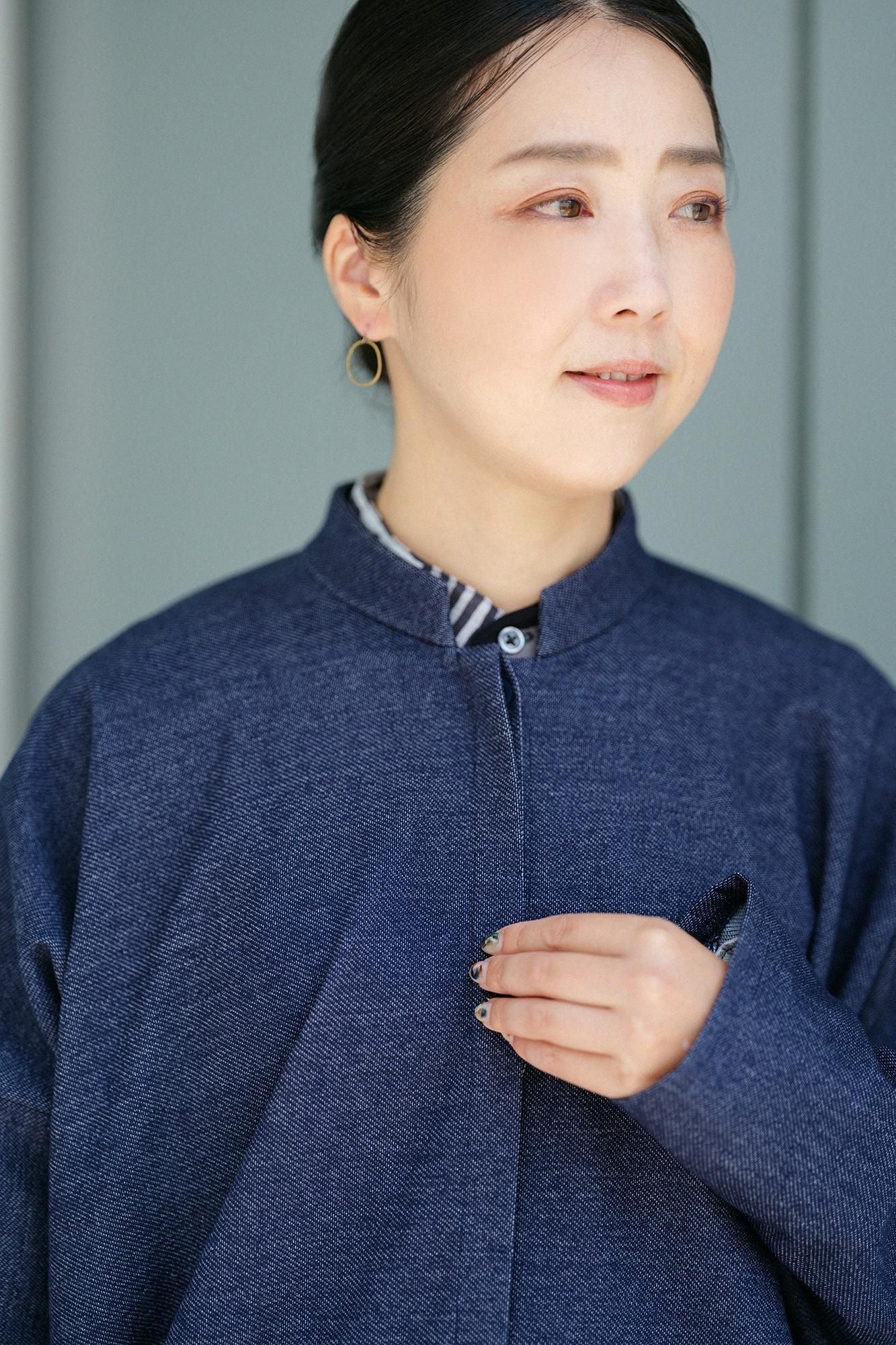 インレイジャージー スタンドカラーライトコート／ネイビー