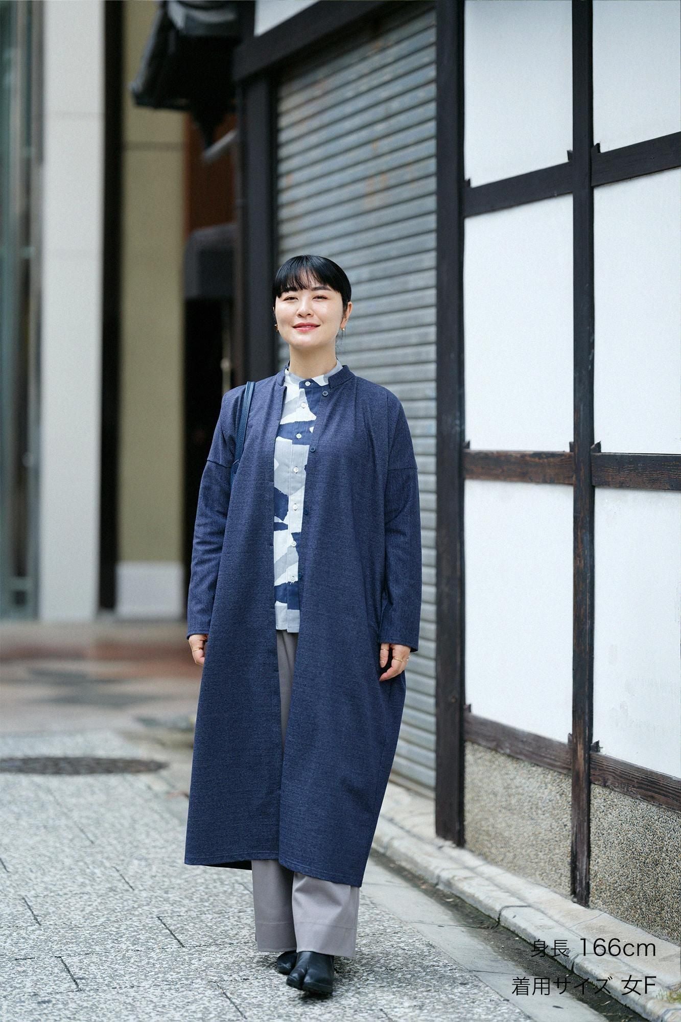 インレイジャージー スタンドカラーライトコート マキシ丈／ネイビー