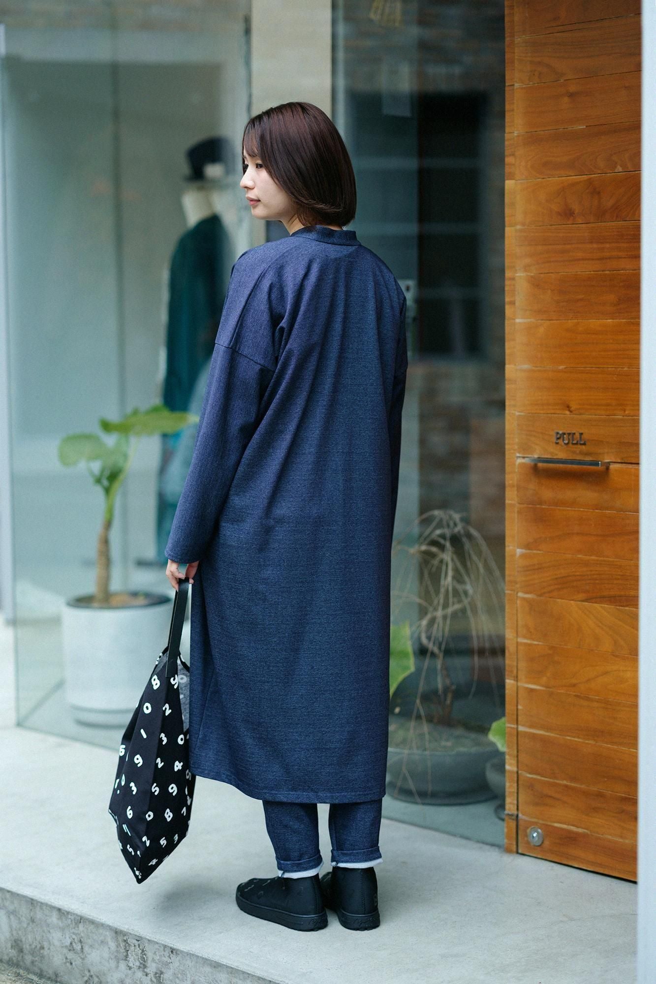 インレイジャージー スタンドカラーライトコート マキシ丈／ネイビー