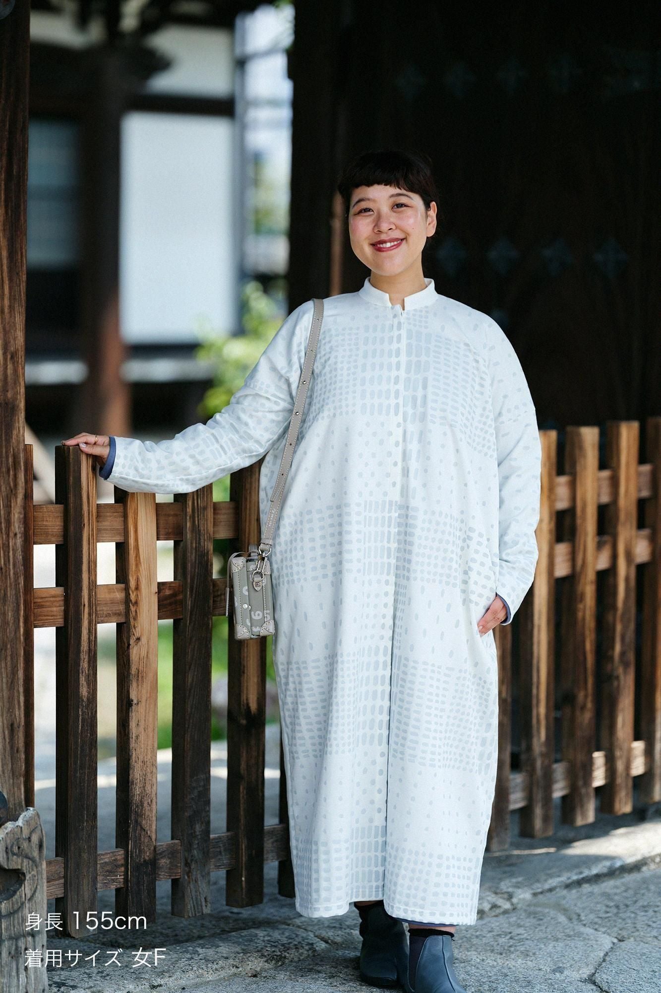 鑲嵌針織 立領輕型外套 超長版／敷石 白色