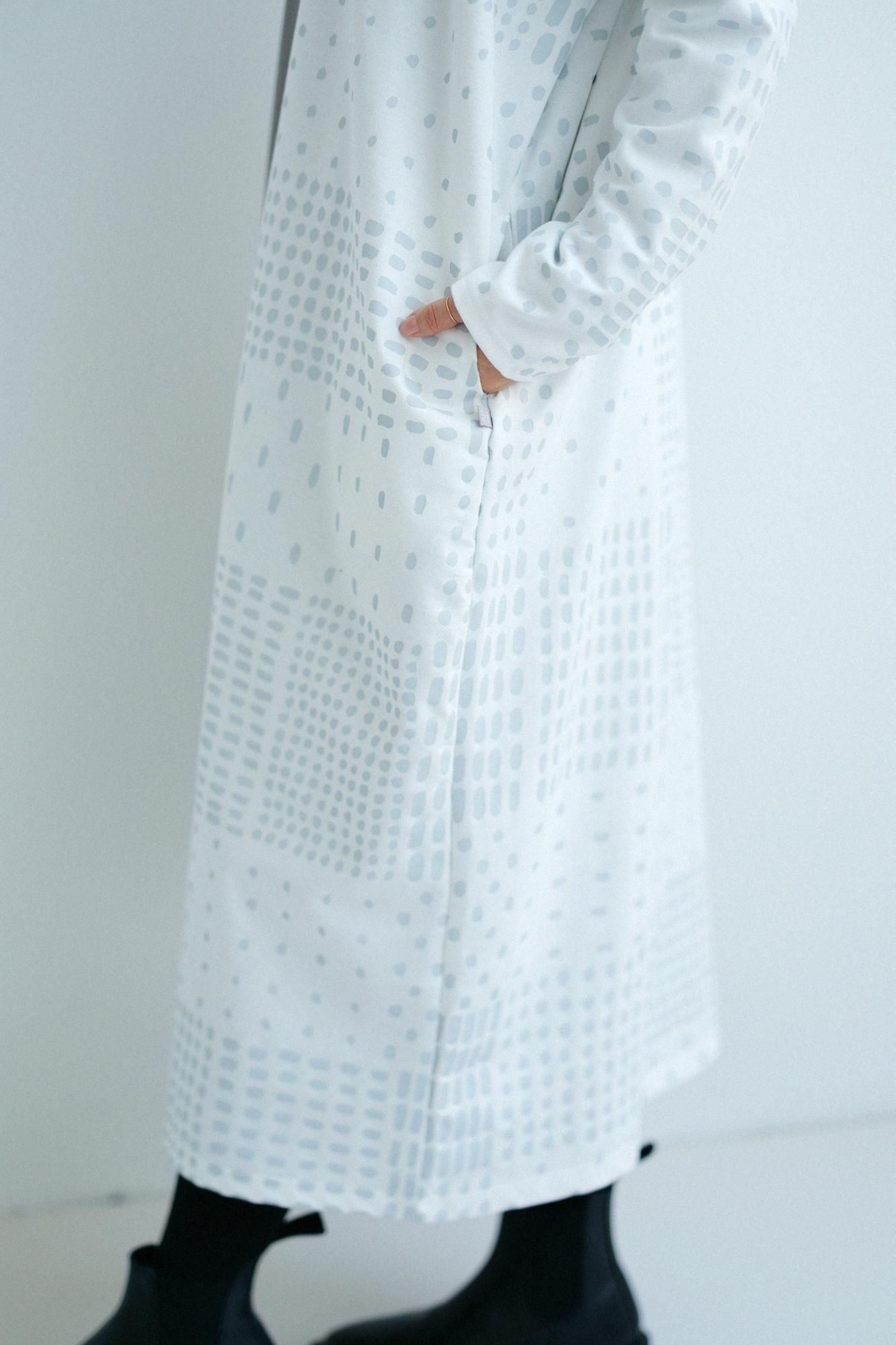 鑲嵌針織 立領輕型外套 超長版／敷石 白色