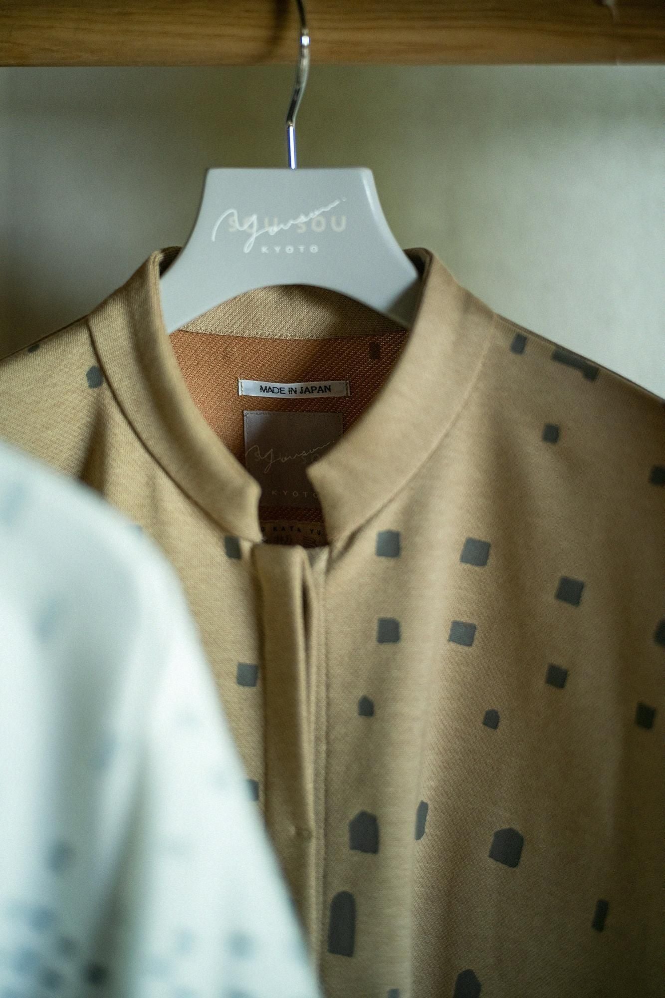 鑲嵌針織 立領輕型外套 超長版／窗 棕色