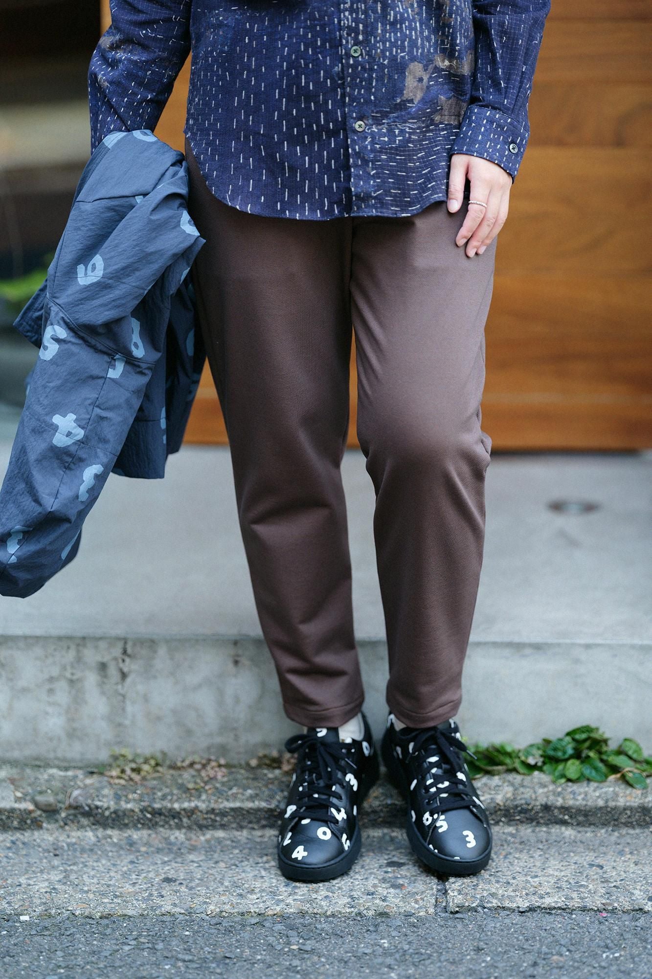 인레이 저지 이지 테이퍼드 팬츠／브라운