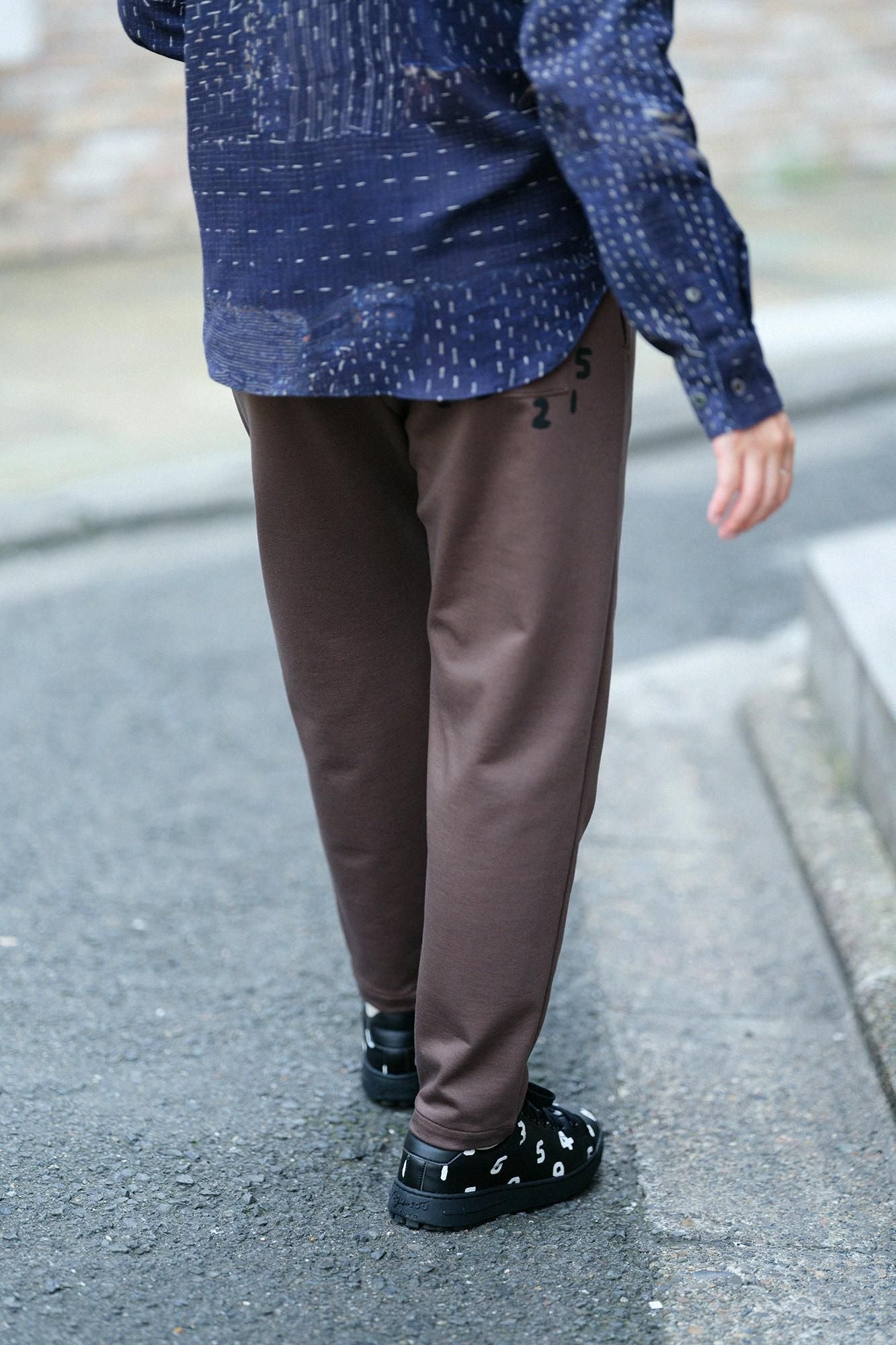 인레이 저지 이지 테이퍼드 팬츠／브라운