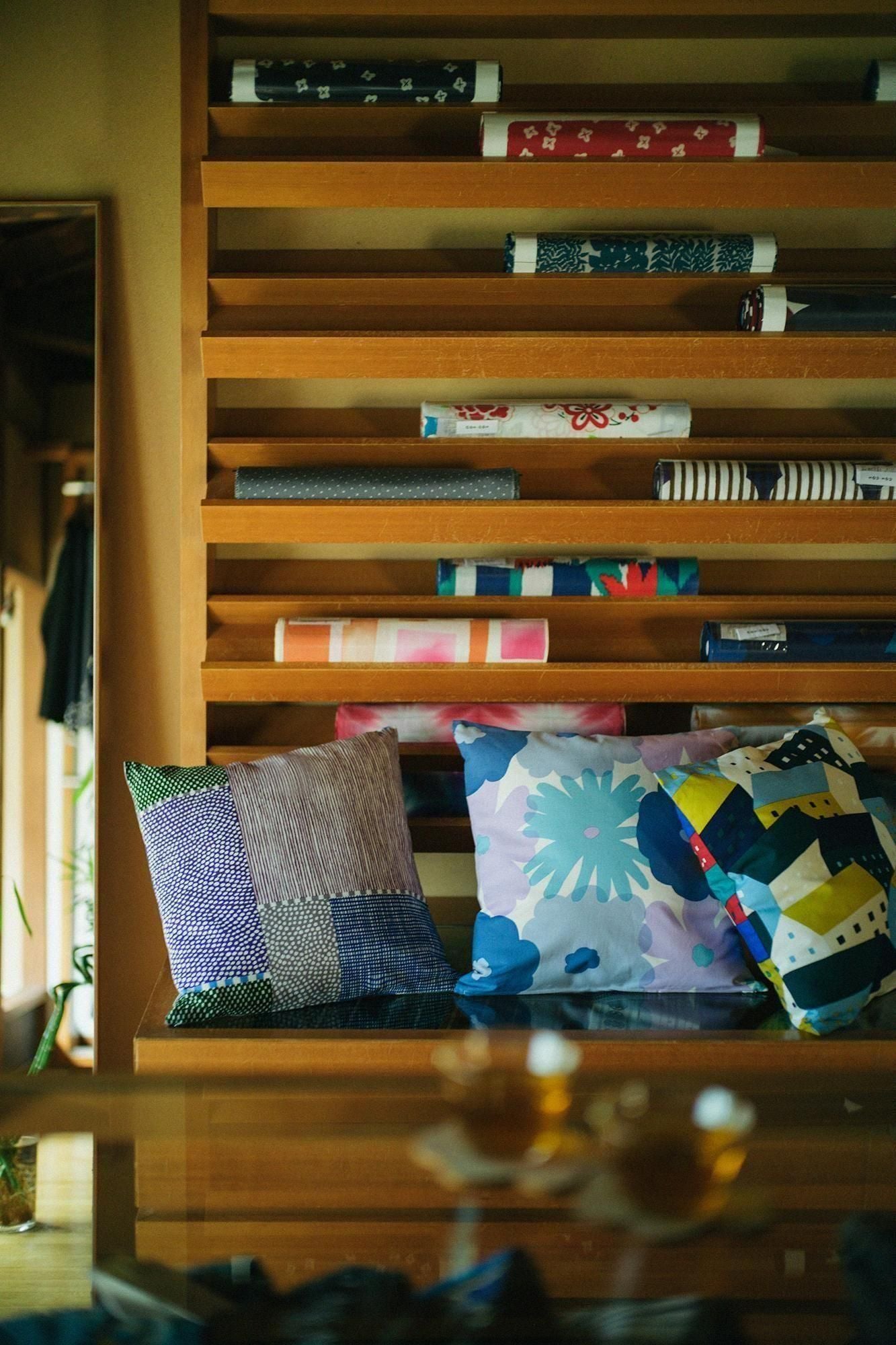 平織り21番手 クッション（座布団）カバー 可逆（かぎゃく）／おおらかとりどり 水紫（すいし）×間がさね 川縁（かわべり）