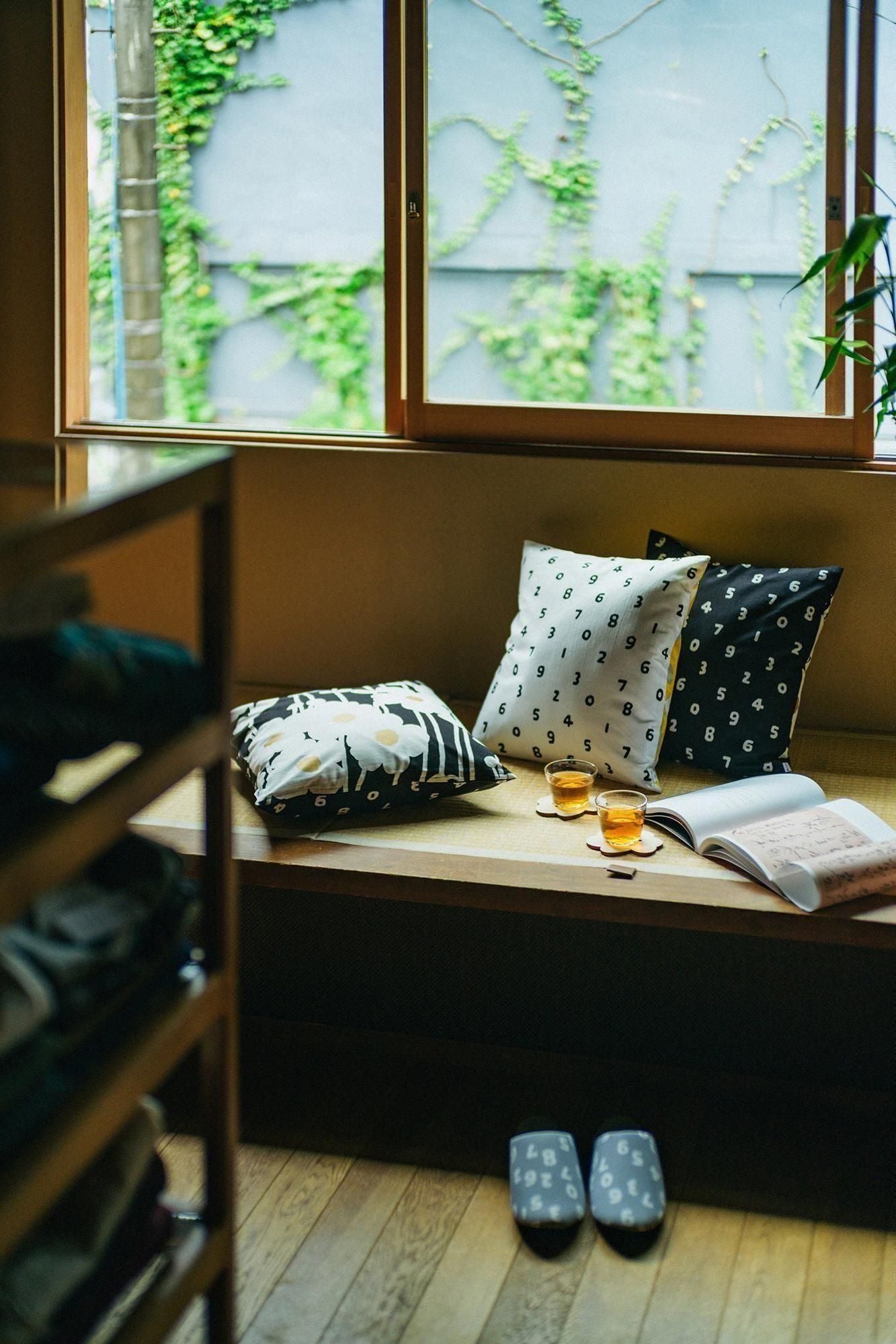 Reversible 21 Count Plain Weave Cushion Cover / SO-SU-U Black x Basking in the Sun