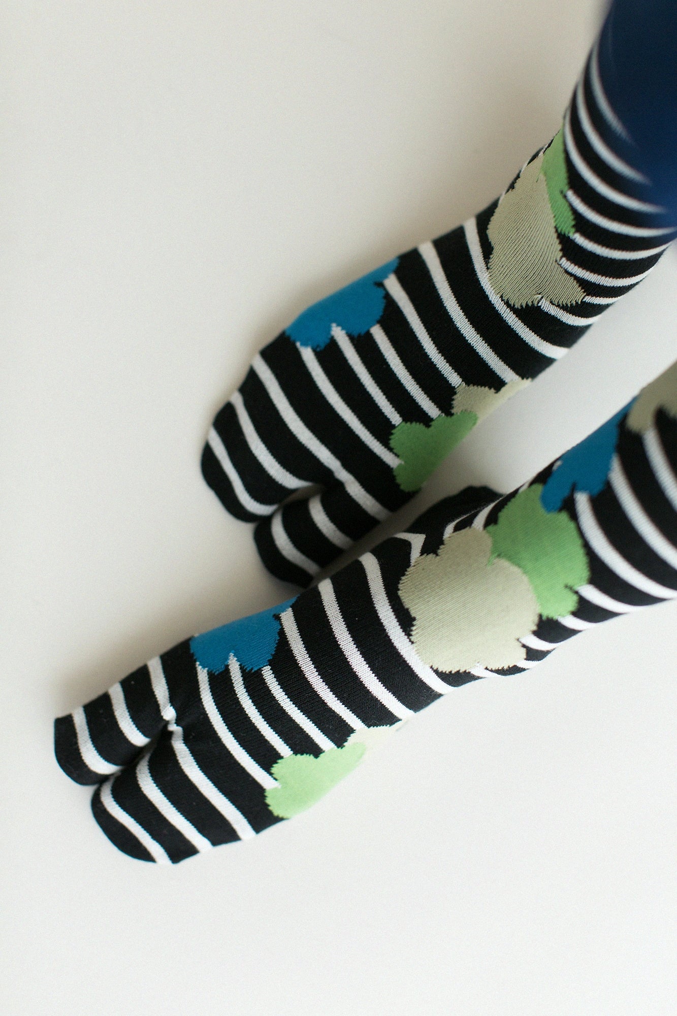 Tabi Socks（Under Knee）／Woven Roses Black【Women】