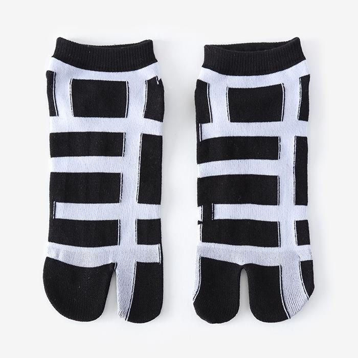 在Tabi Socks（脚踝长度）下
