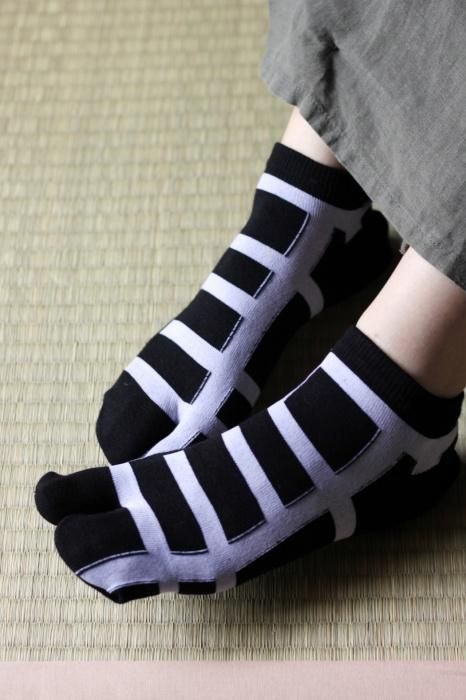 在Tabi Socks（脚踝长度）下