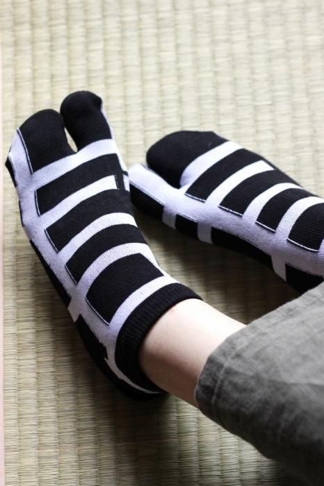 在Tabi Socks（脚踝长度）下