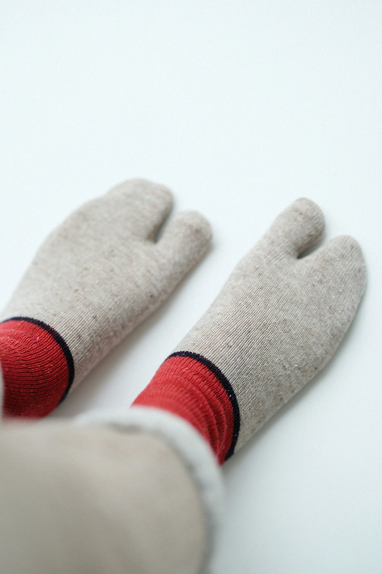 羊毛雙色分趾襪（普通長度）／胭脂紅2 【男・女性用】