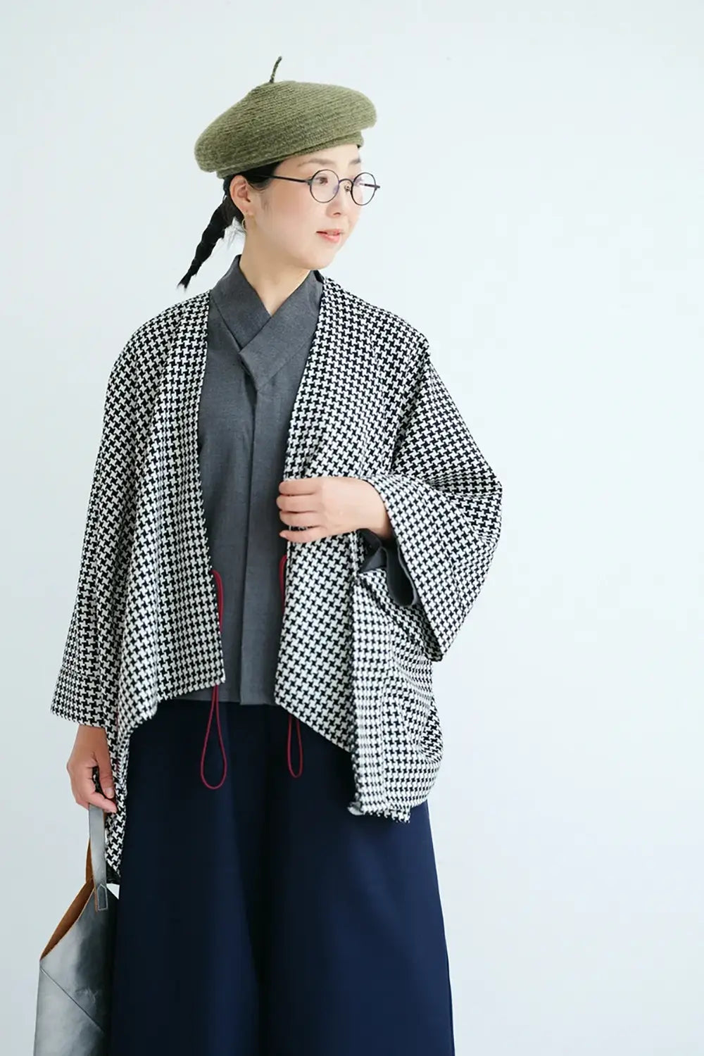 【9月22日頃発送予定】梳毛 千鳥格子織 きさらぎ 短丈／濡羽色×生白