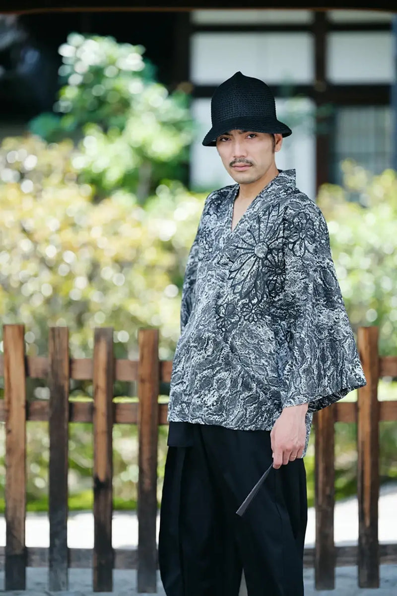 繻子織（しゅすおり） 風靡（ふうび） 襯衣（しんい） 首抜き文様（くびぬきもんよう）／金襴緞子（きんらんどんす） 薄墨色（うすずみいろ）