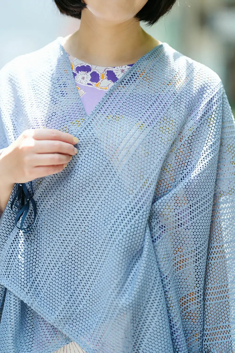 Durchbrochene Netzstickerei (amishi-shū) Kirschblüten Short (mizikatake) / Grau-Blau (haiao) 