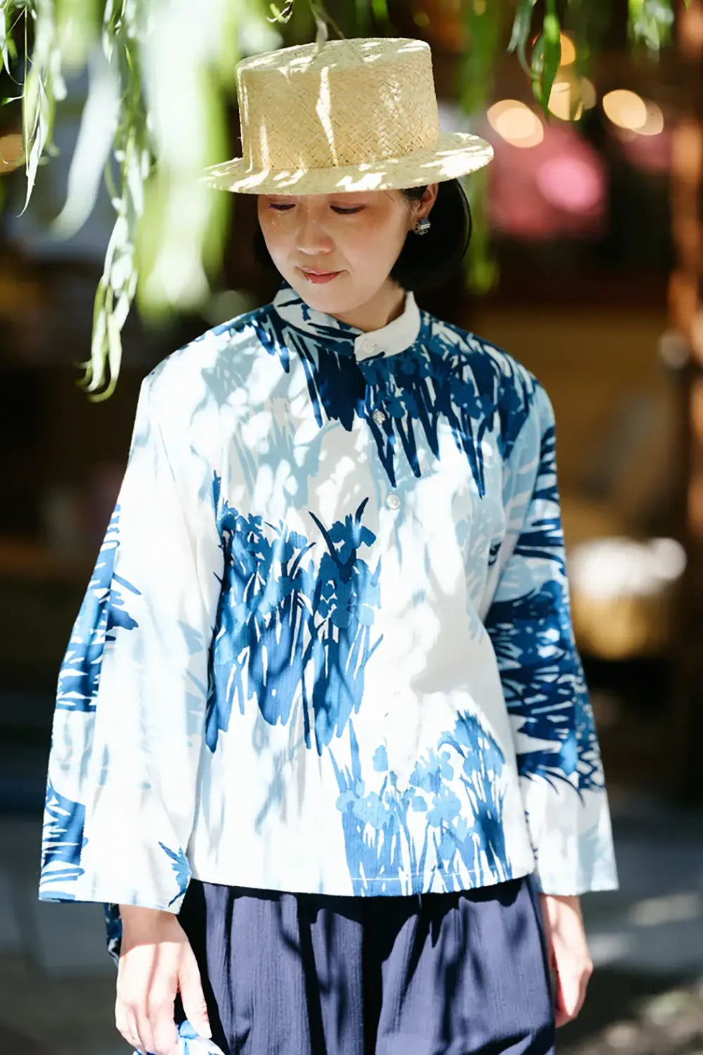 Takashima Shuku 20/20 Aindigo-Färbung (Ainasen) Gras, oben/Glanzspatzen (Kōrin) Schwalben-und-Honigbienen-Muster, Kouzabutsu-Stil (Kakitsubata-zubyoubu) Nachbildung (Utsushi) 