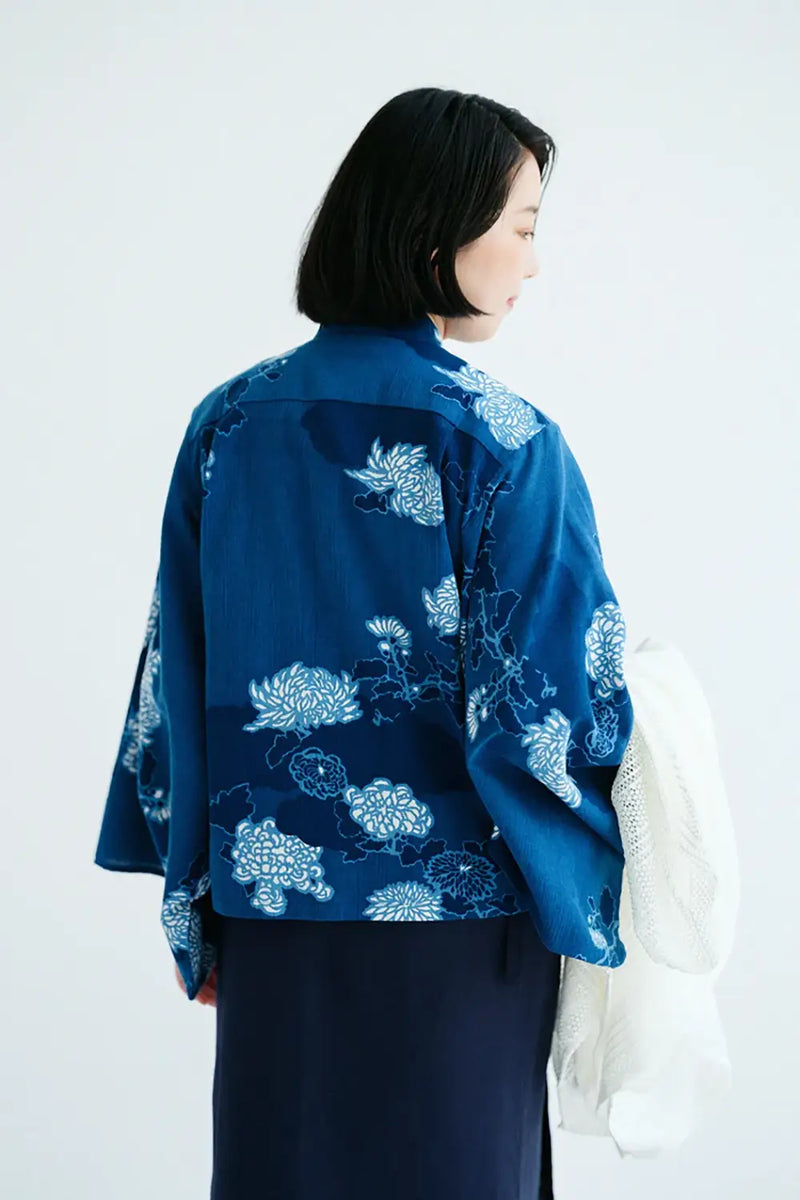 Takashima-Schärung 20/20, mit Ai-Nase-Blau gefärbt (Ainasen), Kimono-Stoff, Oberseite / Wolkenmuster (Kumodori) mit Kiku 
