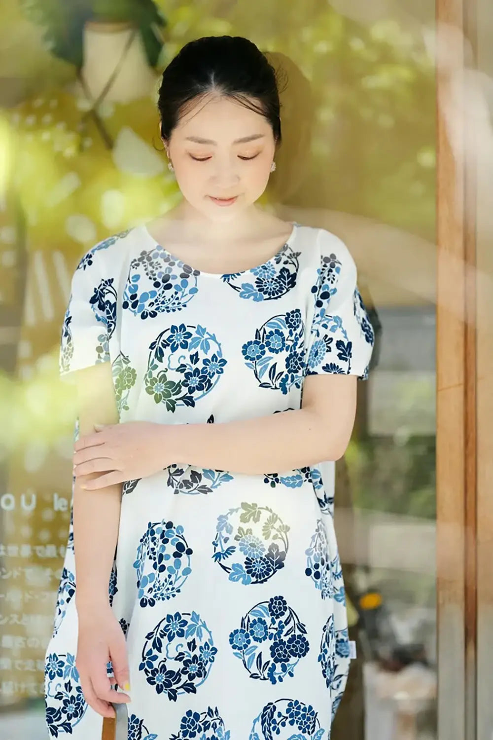 Takashima Shukkuri 20/20 Aizome (Ainasen) Rechteckiger Kimono (Chōhōkei-ori) / Hanamaru-Muster (Hanamarumonyō) 