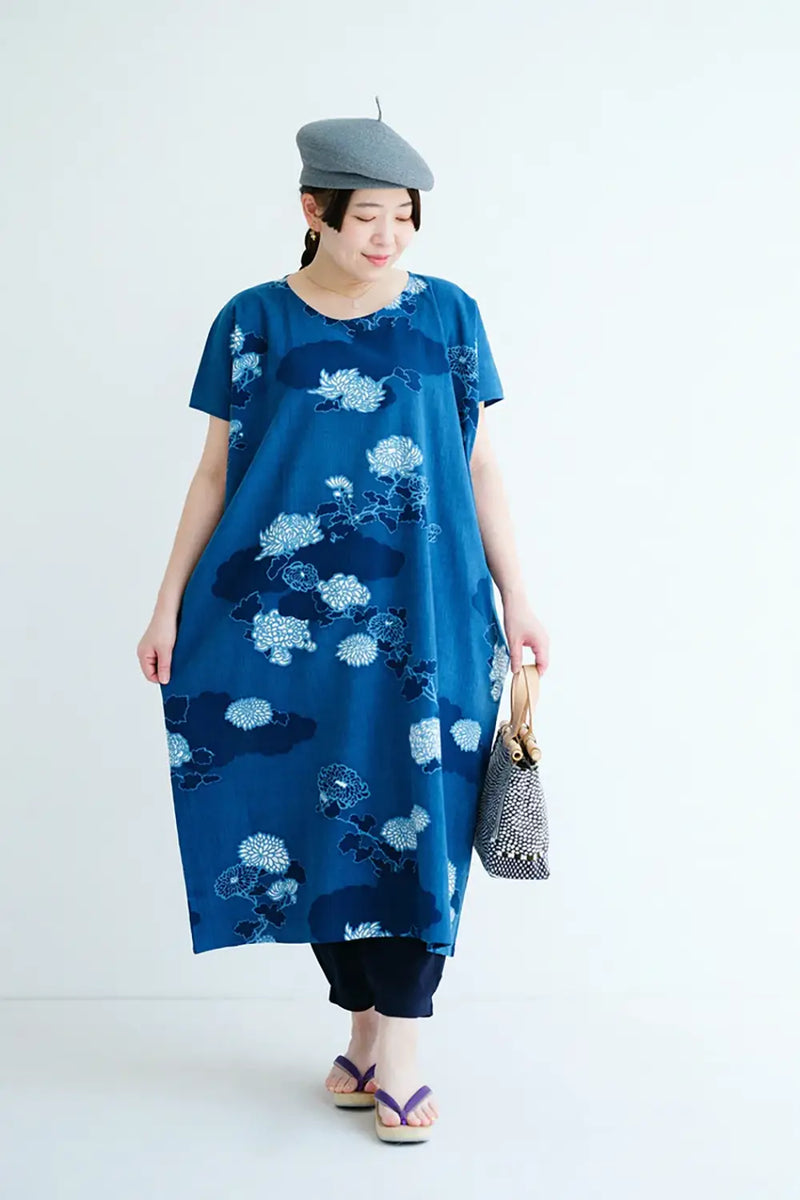 Takashima Shibori 20/20 Aizen (Ainasen) Rechteckiges Gewand (Chōhōkei) / Kumotori (Wolkenschattierung) mit Chrysanthemen 