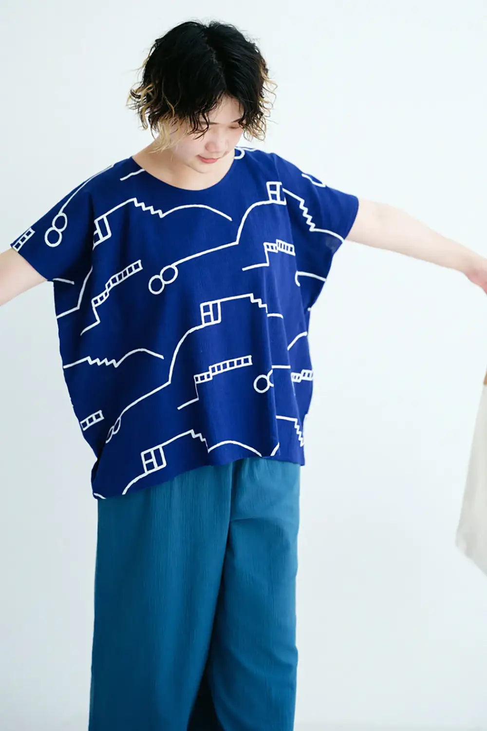 Takaschima Shuku 20/20, viereckiger Kimono (shikaku-i) / Chari (ausgesprochen „chari“) 