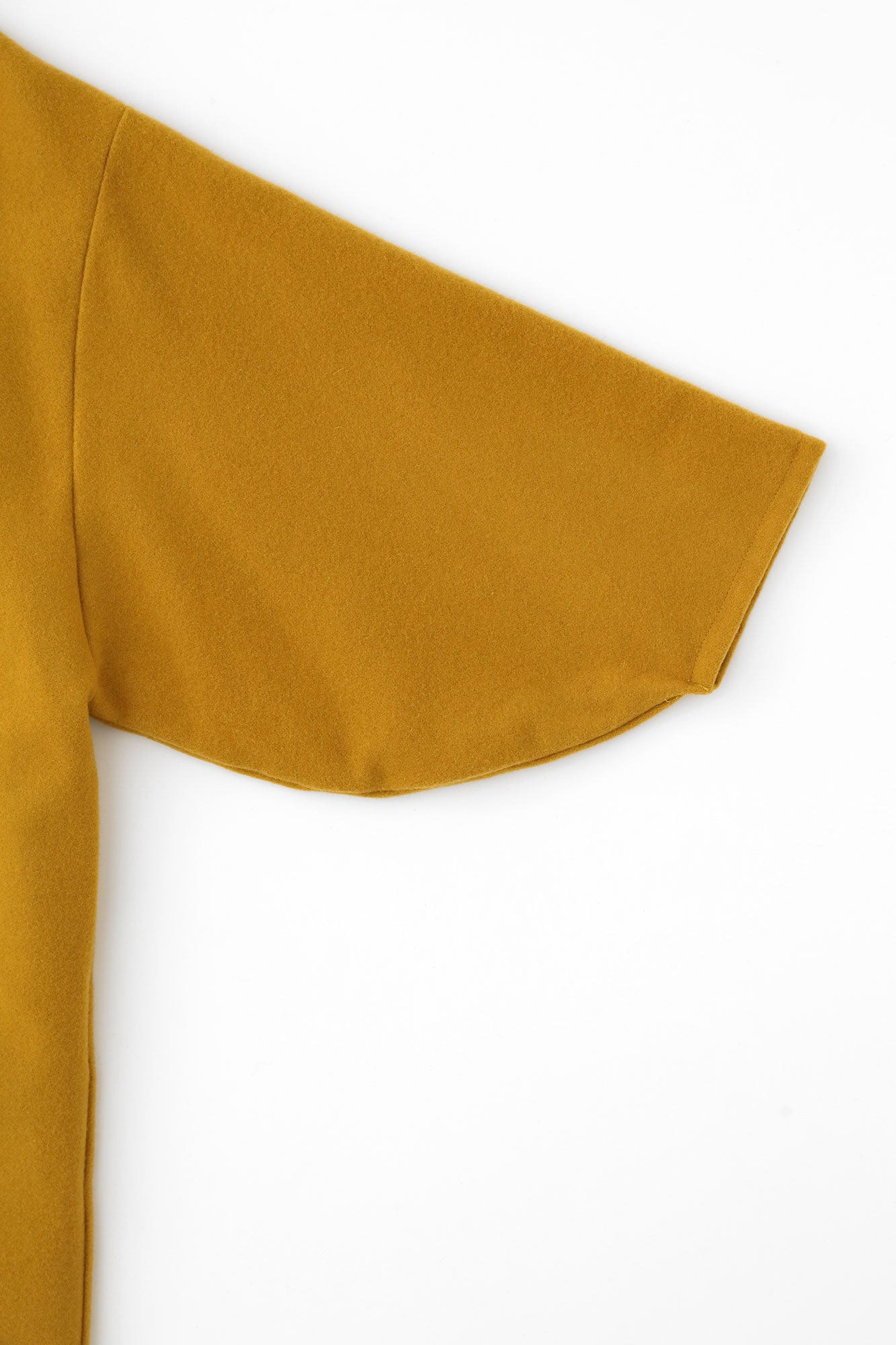 ウールメルトン 薙刀羽織（なぎなたばおり） 長丈（ながたけ） 袷（あわせ）／芥子色（からしいろ）×なびく