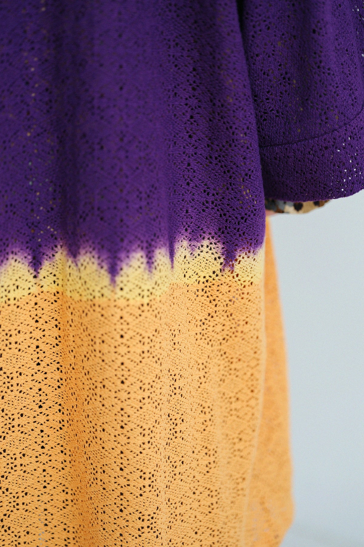 Calicot léger, broderie géométrique ajourée, tissage uni/cassé, teinture par sections, violet profond × jaune ocre 