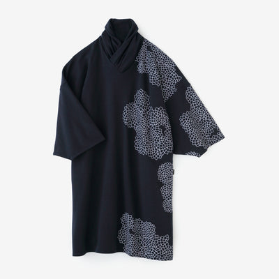 內抓毛 高領圓弧袖長方形洋裝／雲間菊和留白 深藍色