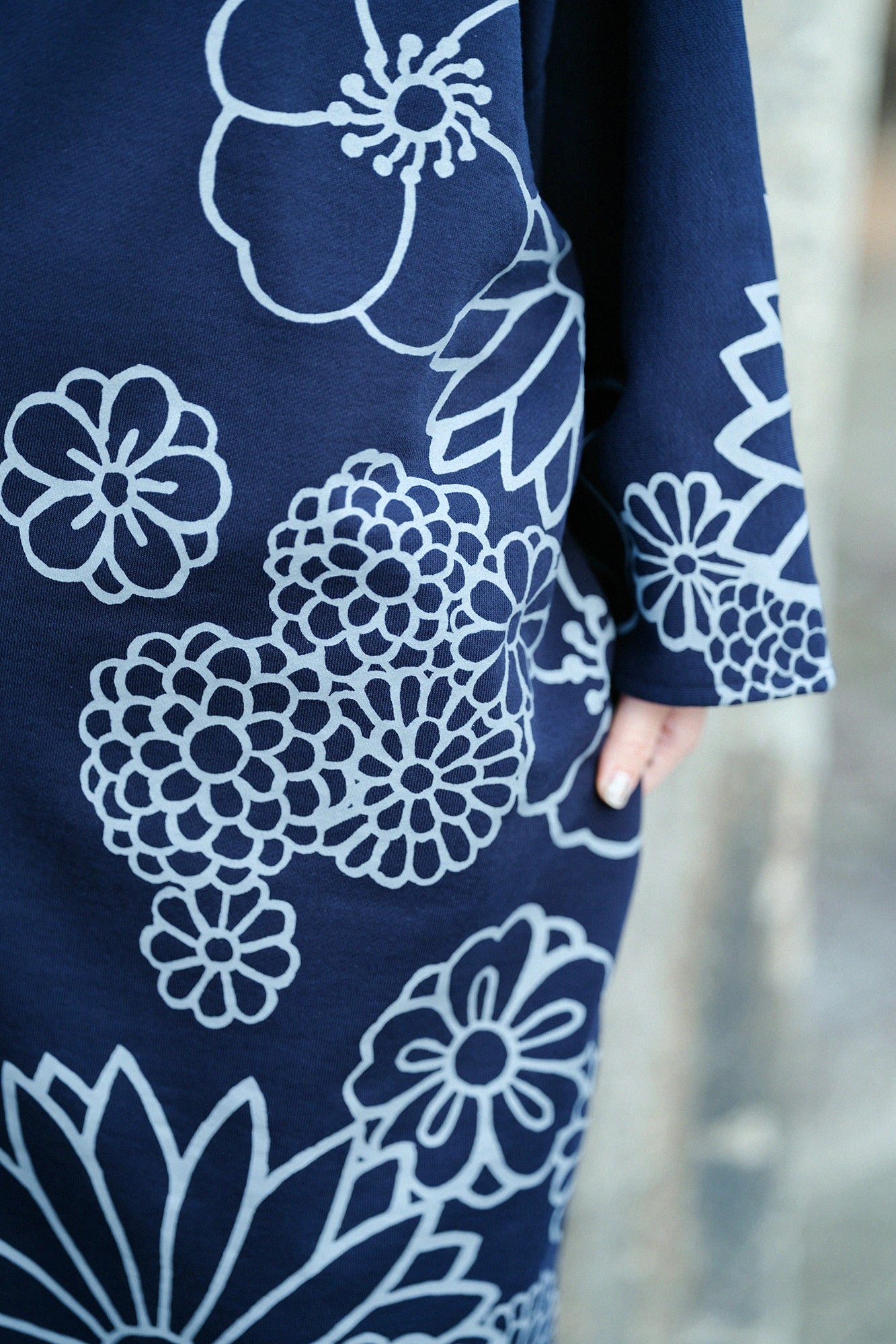 內抓毛 高領圓弧袖長方形洋裝／金襴緞子和留白 深藍色