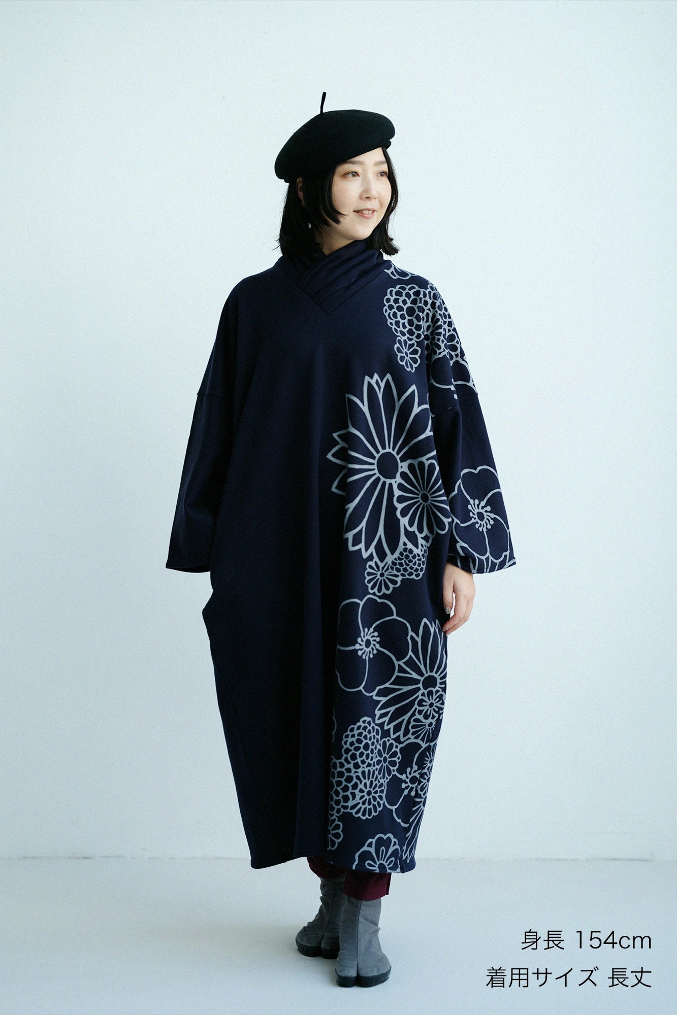 內抓毛 高領圓弧袖長方形洋裝／金襴緞子和留白 深藍色