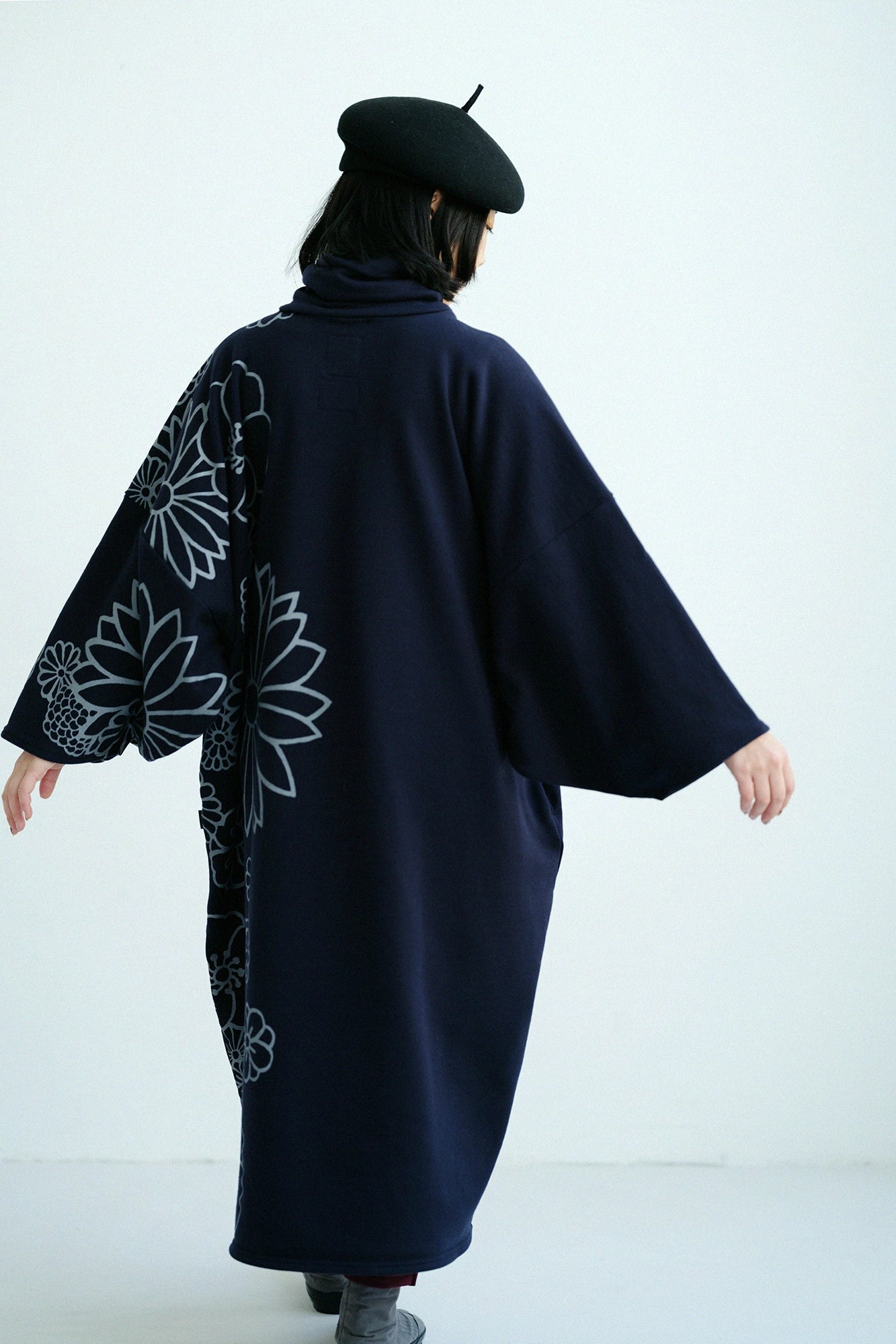 內抓毛 高領圓弧袖長方形洋裝／金襴緞子和留白 深藍色