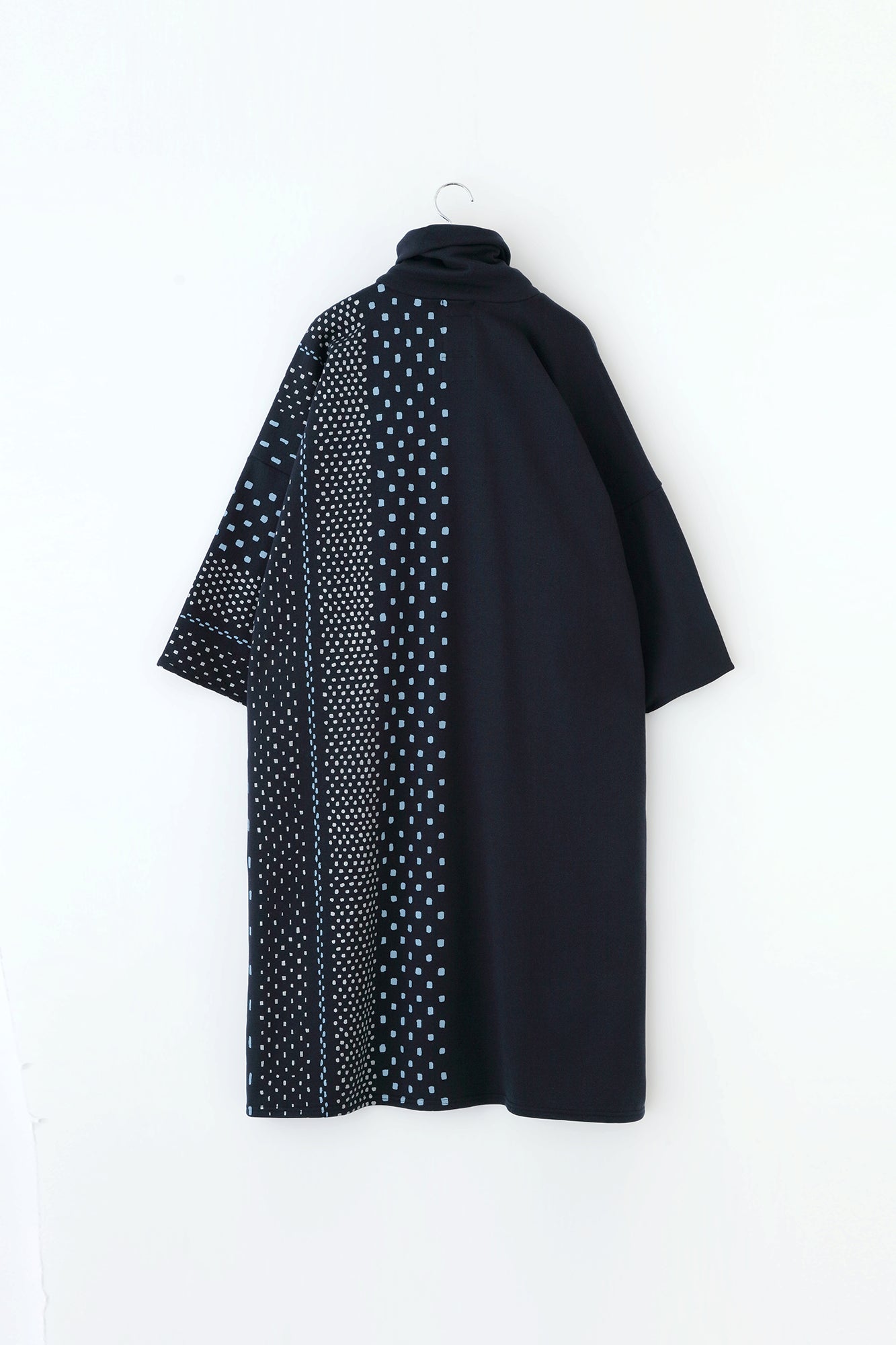 內抓毛 高領圓弧袖長方形洋裝／冰雹條紋和留白 深藍色