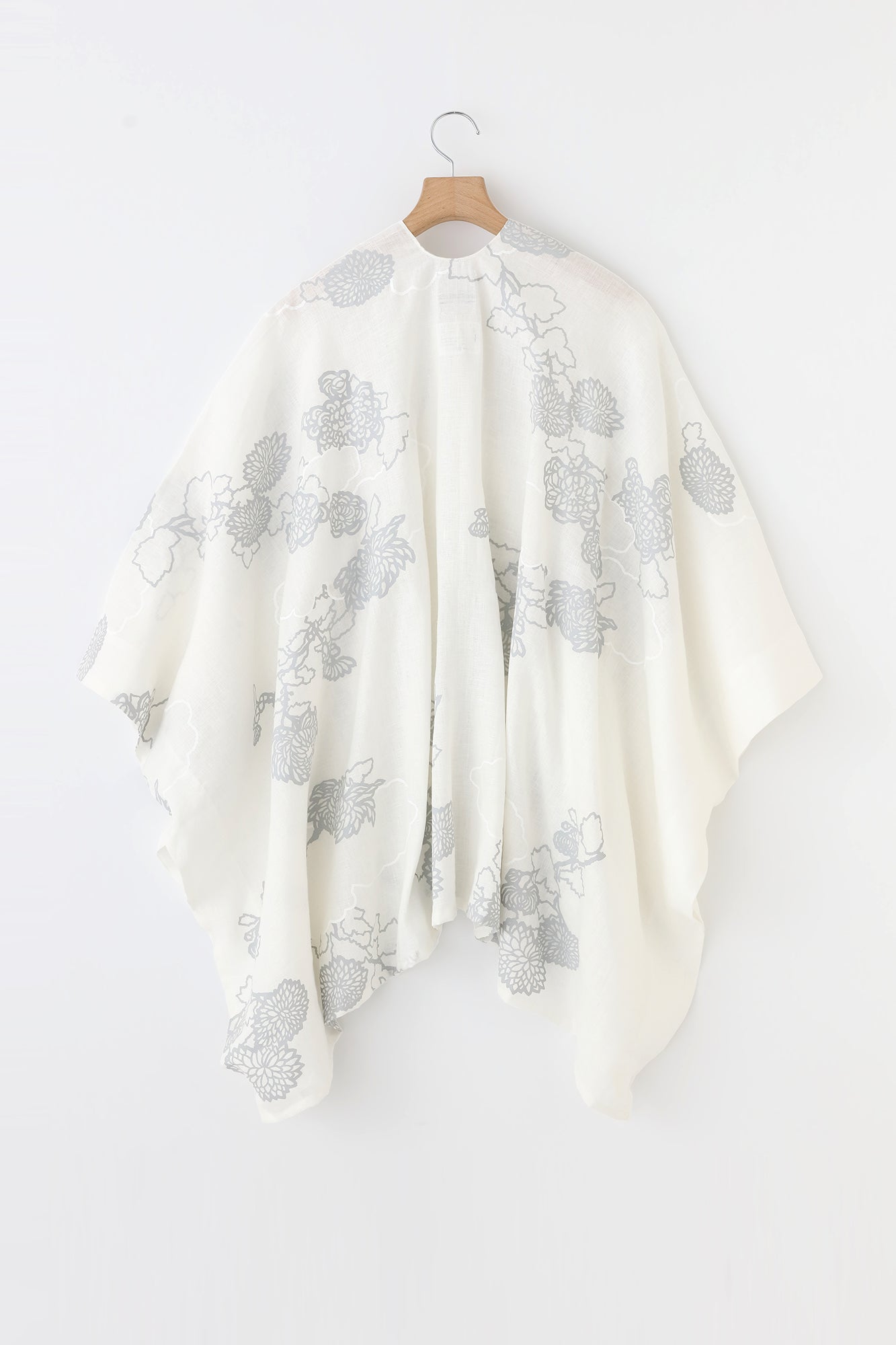 【Scheduled to ship around Mar 3】Linen Kisaragi Poncho／Kumodori with Chrysanthemum and Blank  White