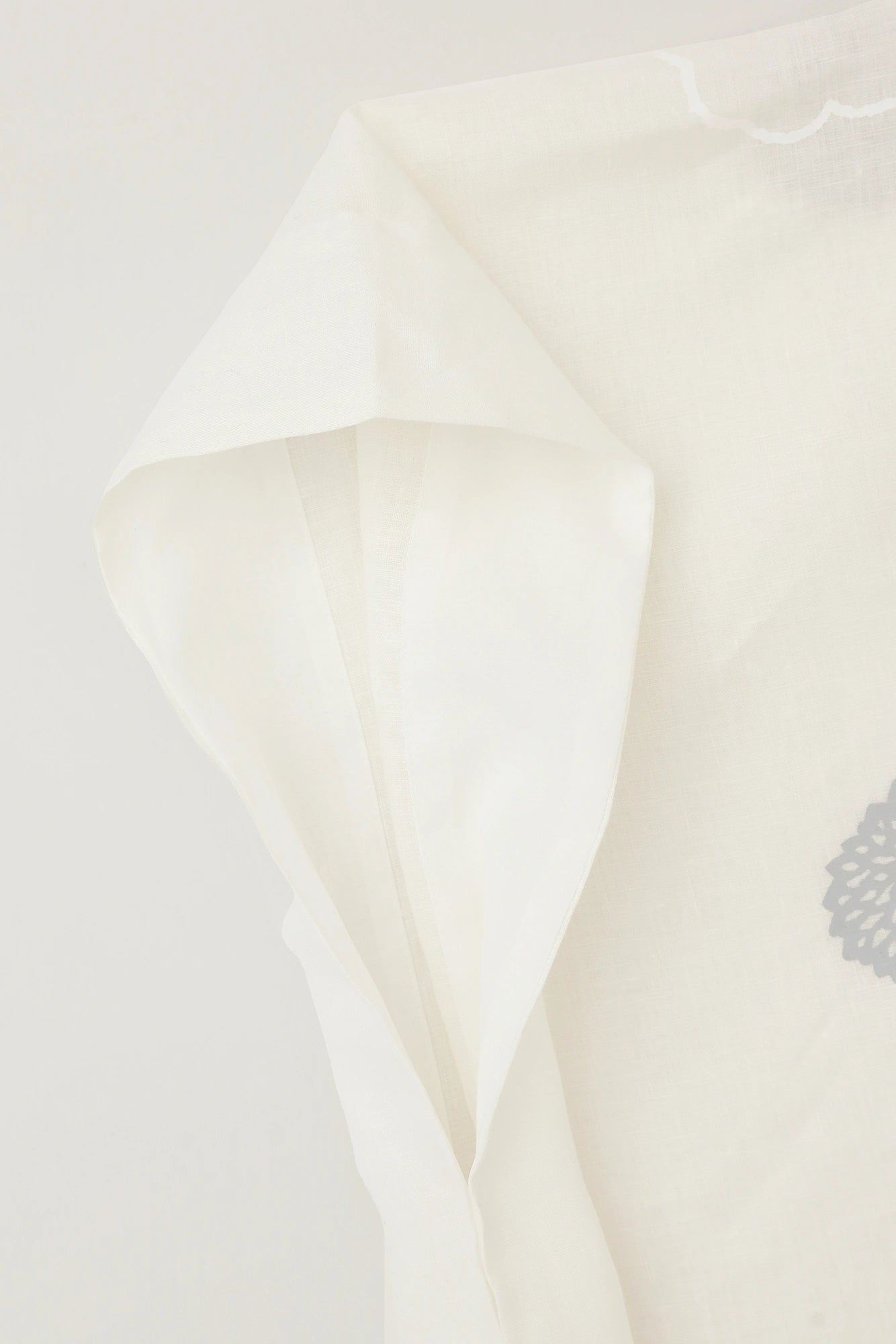 【Scheduled to ship around Mar 3】Linen Kisaragi Poncho／Kumodori with Chrysanthemum and Blank  White