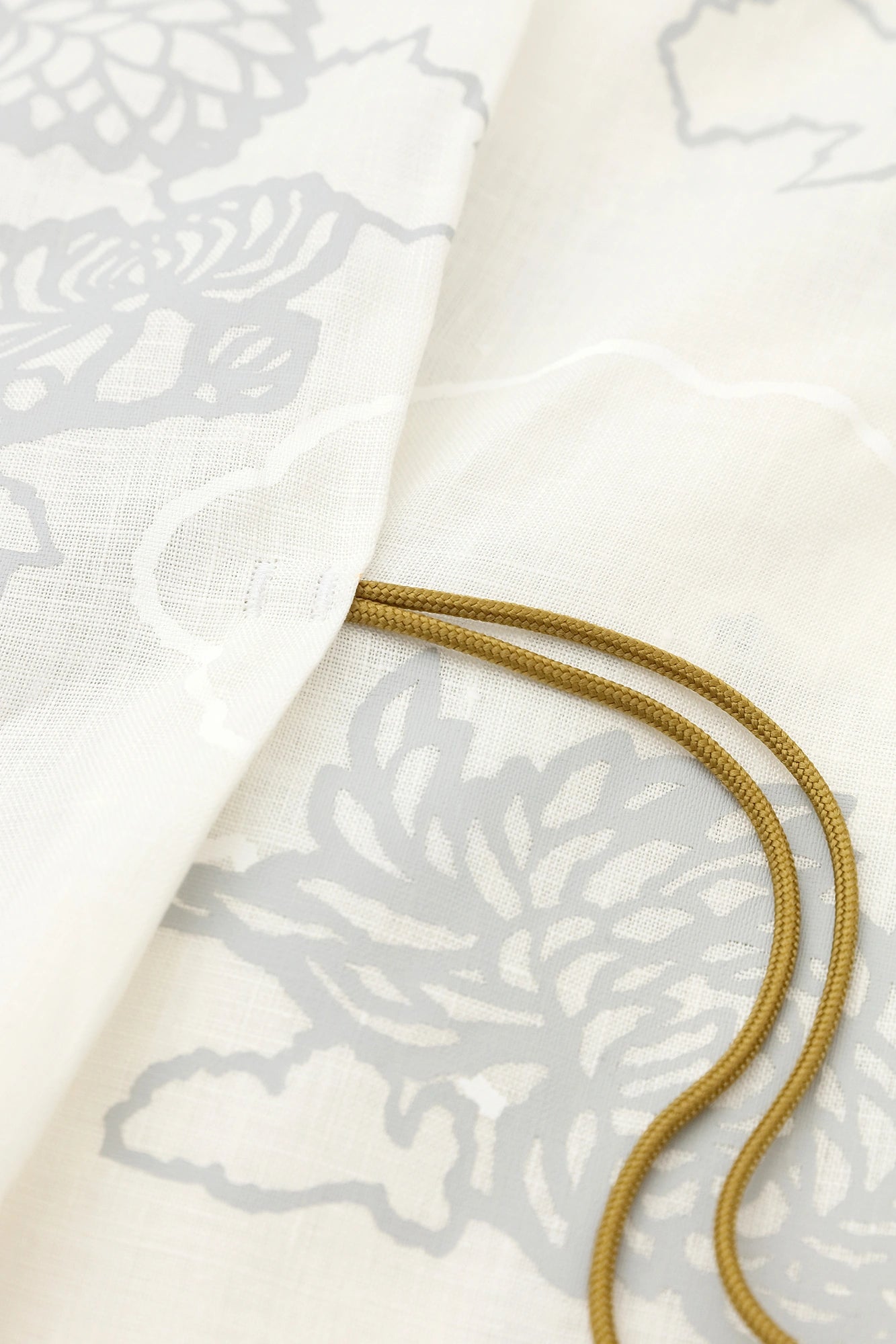 【Scheduled to ship around Mar 3】Linen Kisaragi Poncho／Kumodori with Chrysanthemum and Blank  White