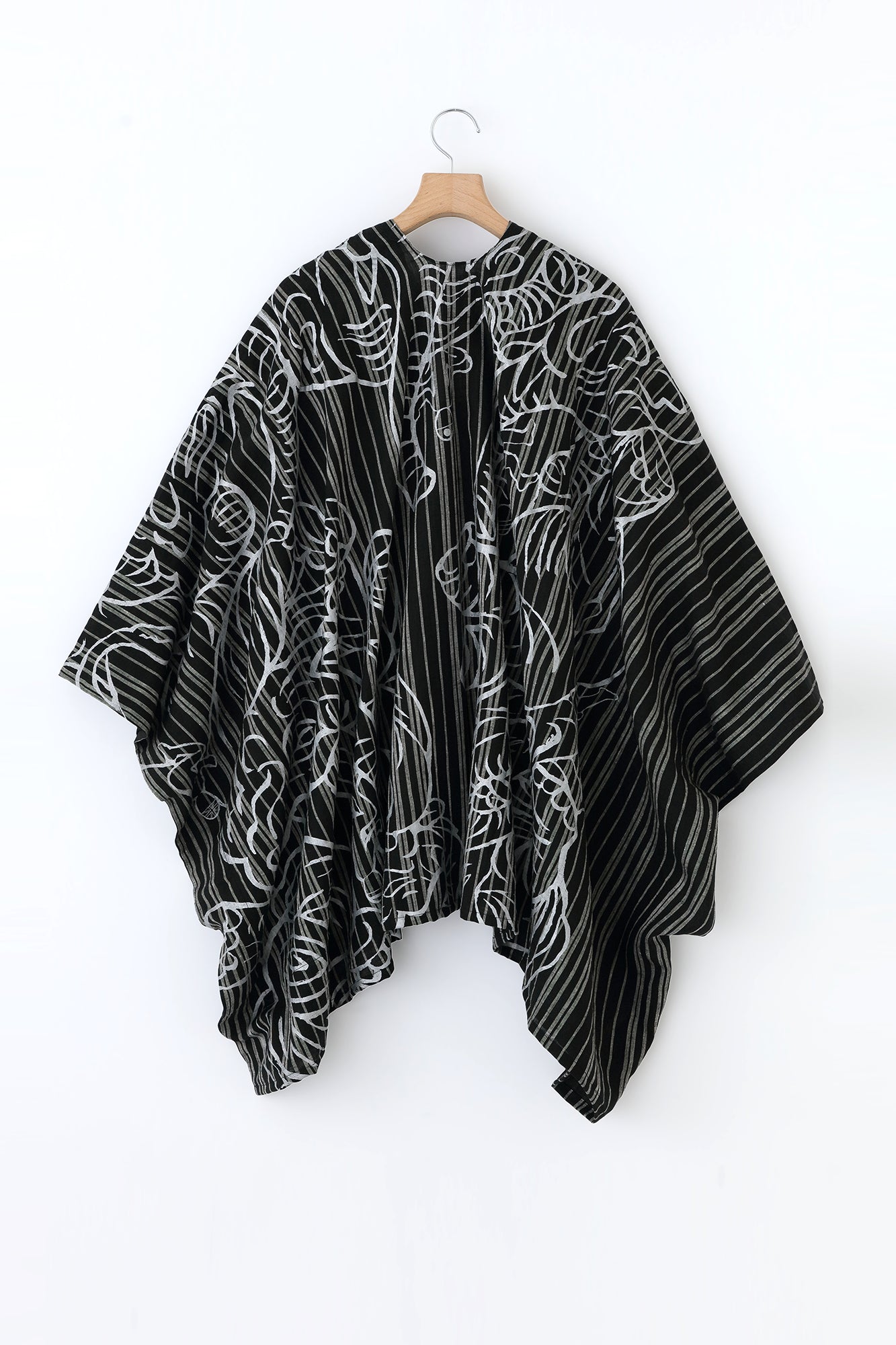 【Scheduled to ship around Mar 3】Linen Kisaragi Poncho／flying elephants and Blank Black Striped