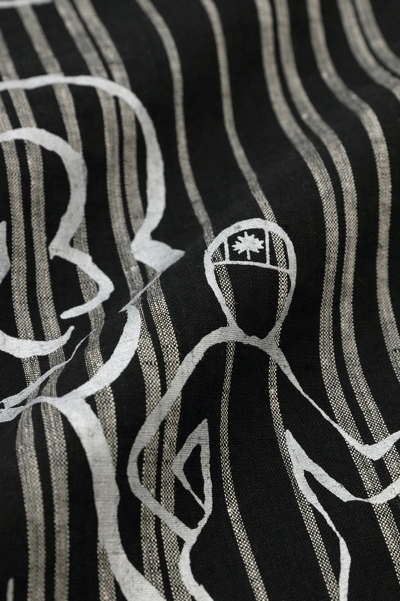 【Scheduled to ship around Mar 3】Linen Kisaragi Poncho／flying elephants and Blank Black Striped