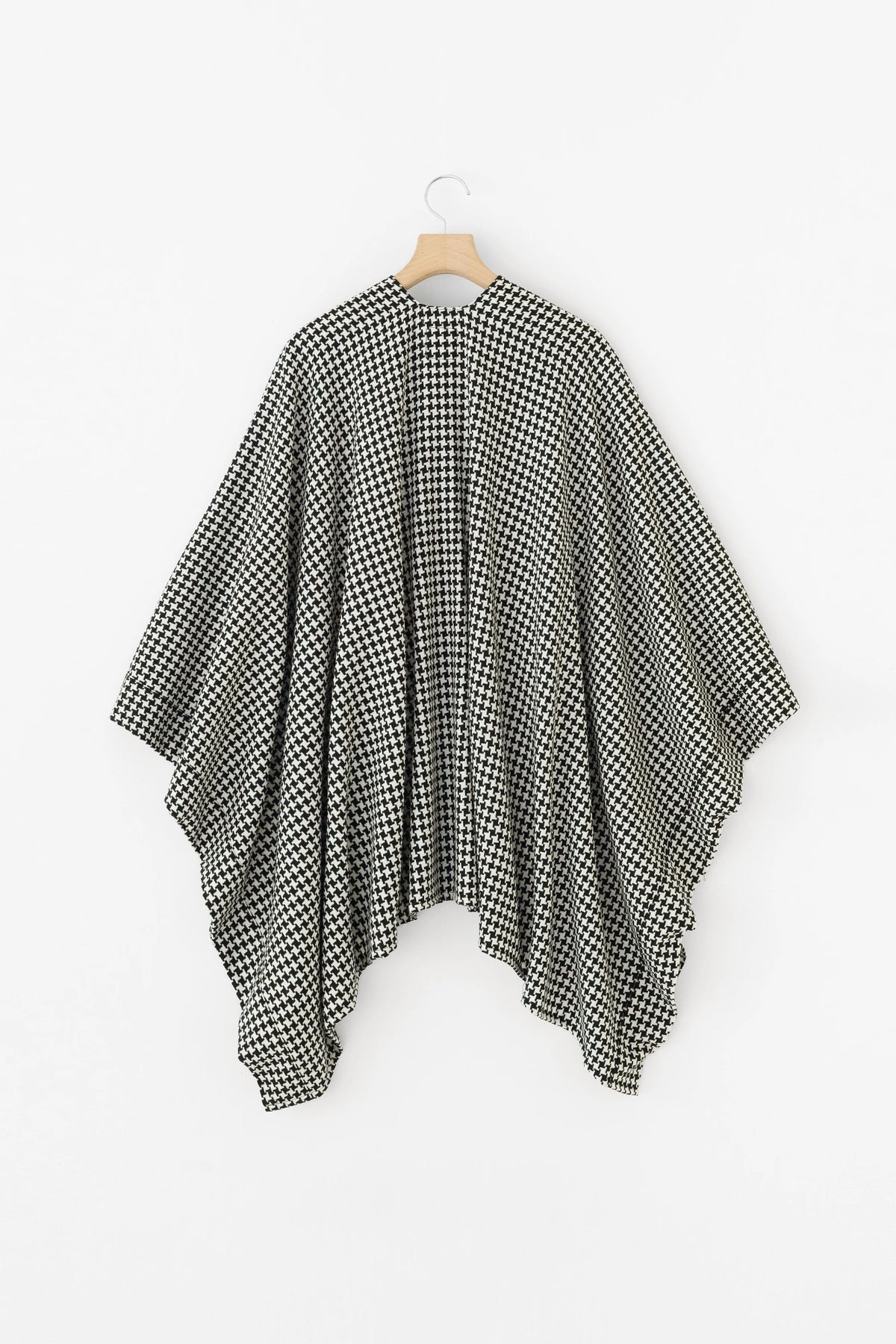 【Ships Ard 9/22】Combed Yarn Houndstooth Weave Kisaragi Poncho／Black×Raw White